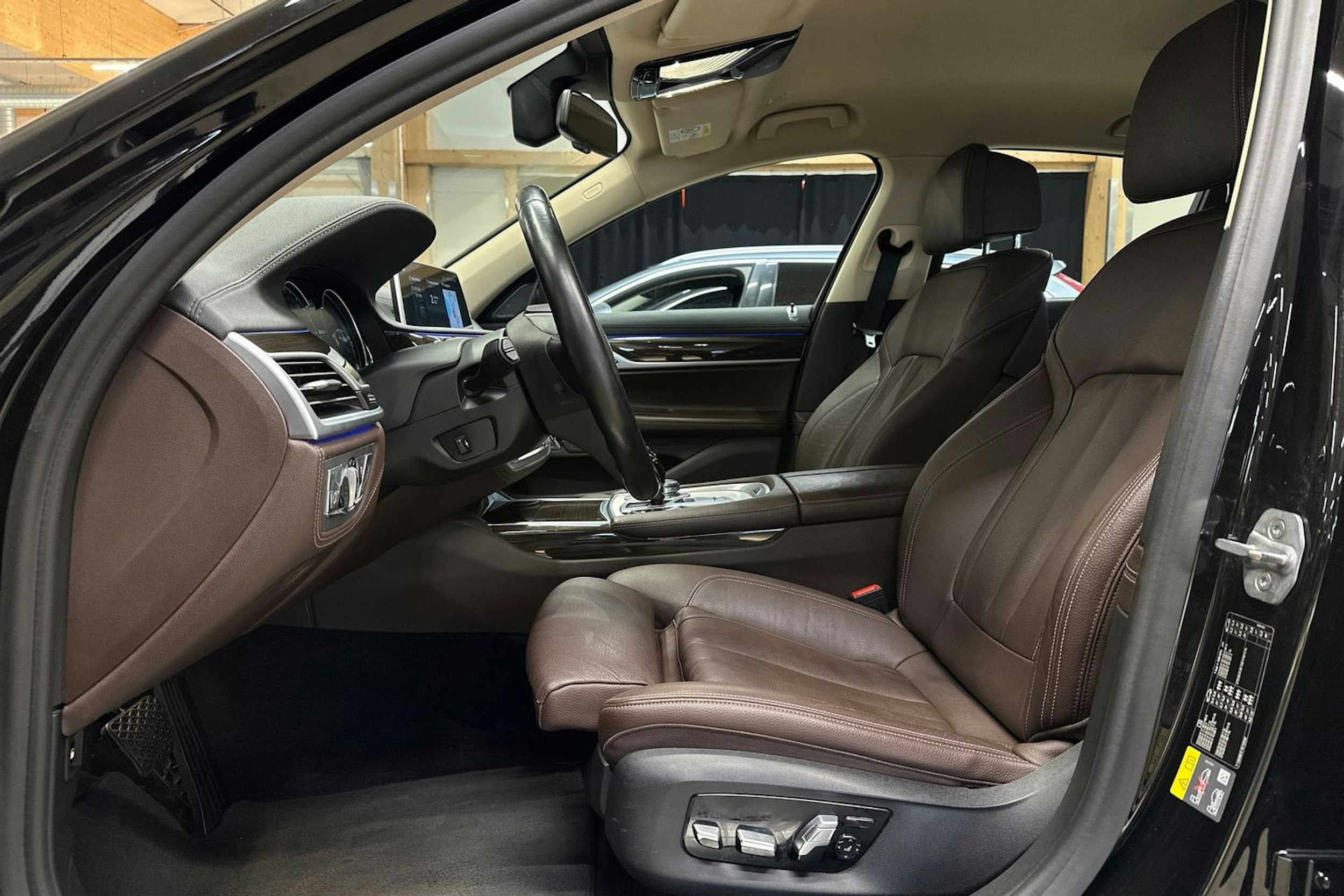 musta BMW 740 2017 kuva 18.