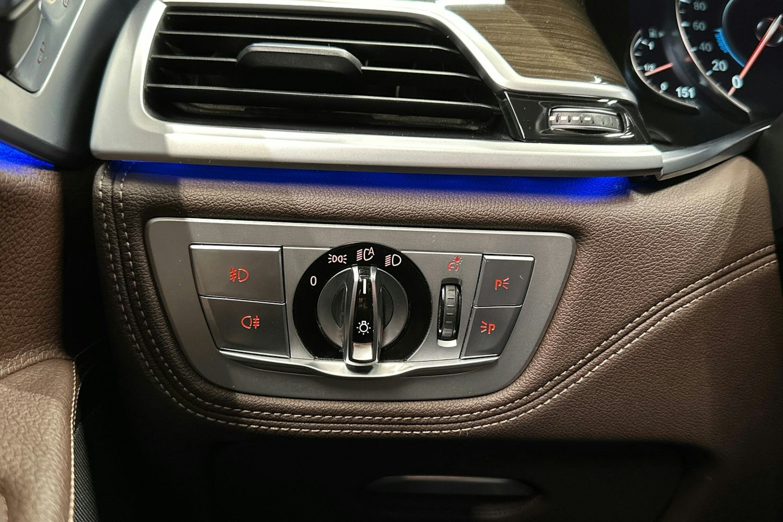 musta BMW 740 2017 kuva 31.