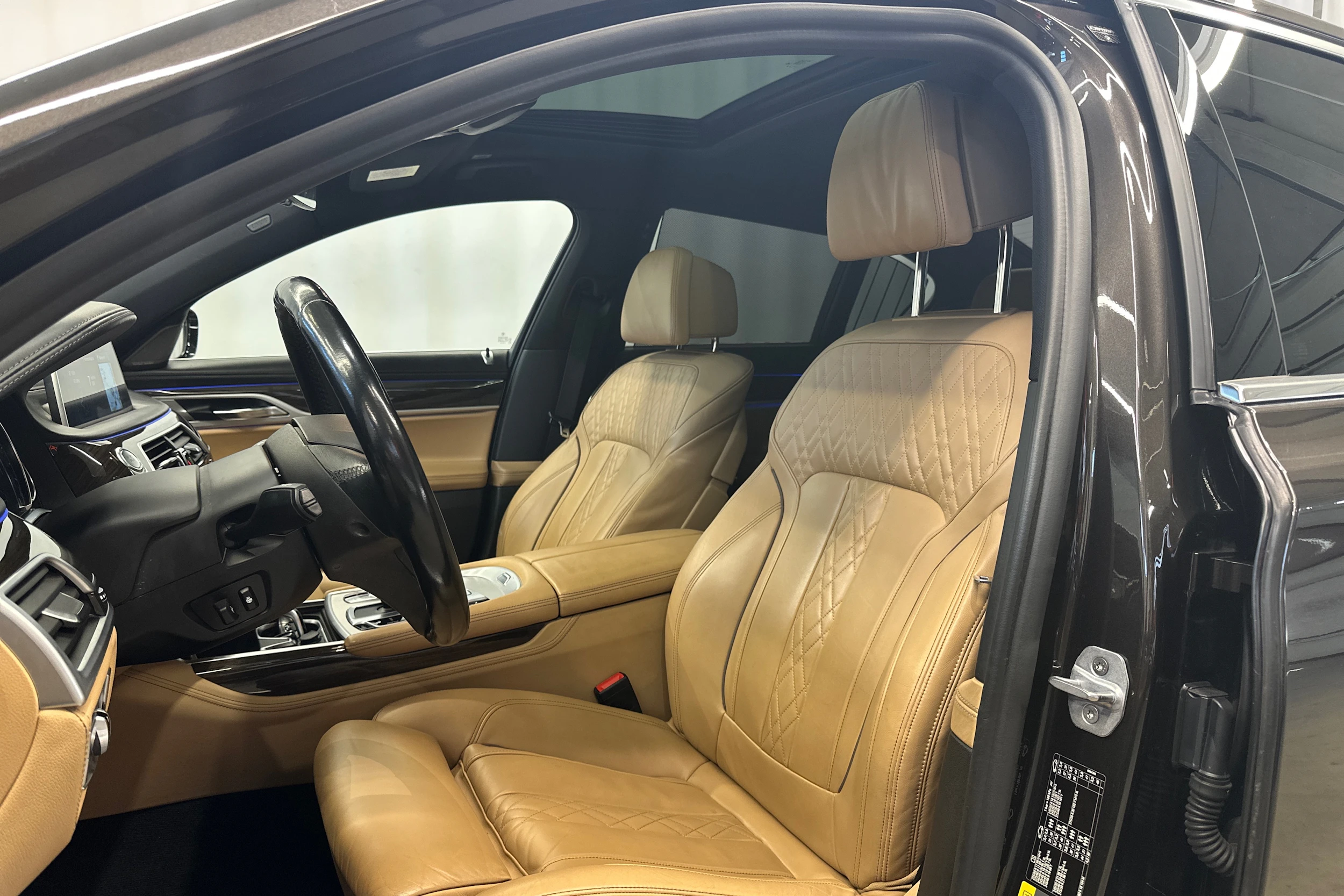 ruskea (beige) BMW 740 2018 kuva 4.