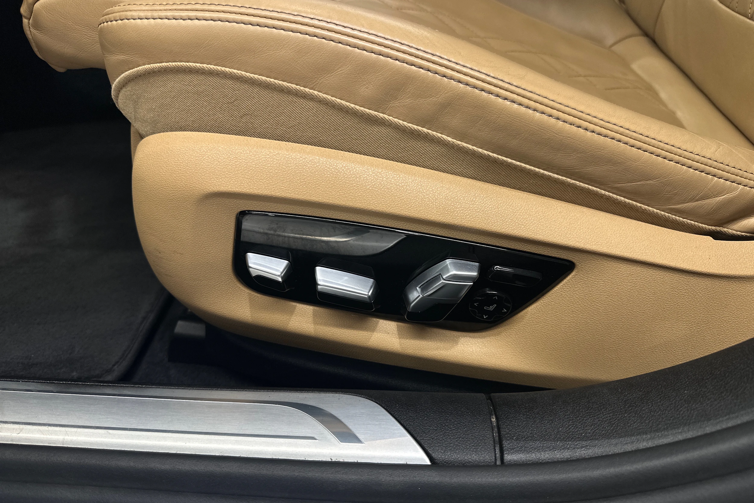 ruskea (beige) BMW 740 2018 kuva 5.