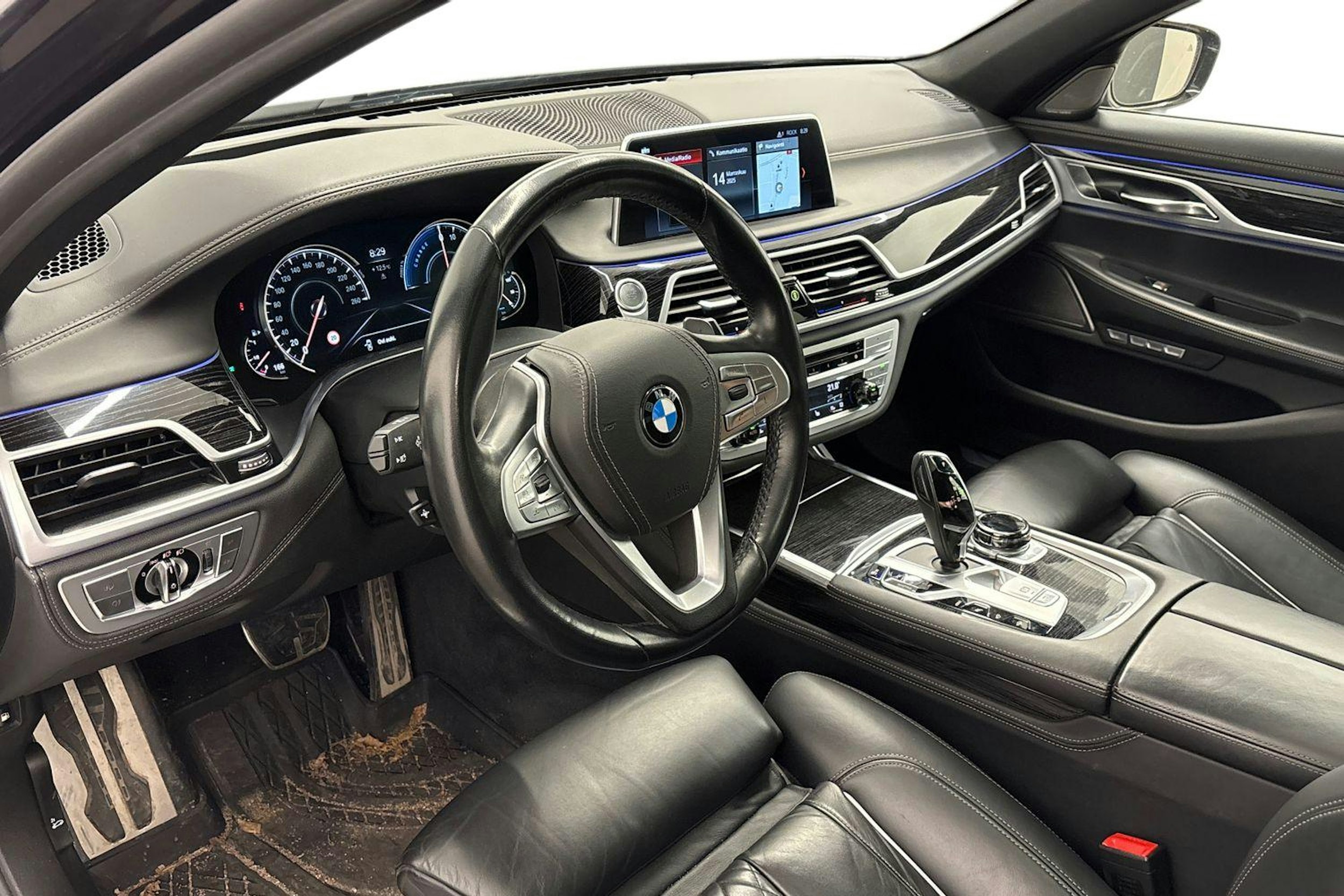 harmaa BMW 740 2018 kuva 3.