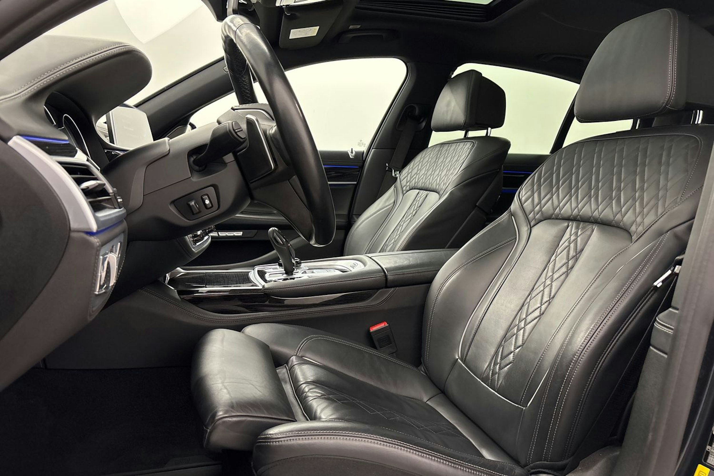 harmaa BMW 740 2018 kuva 17.