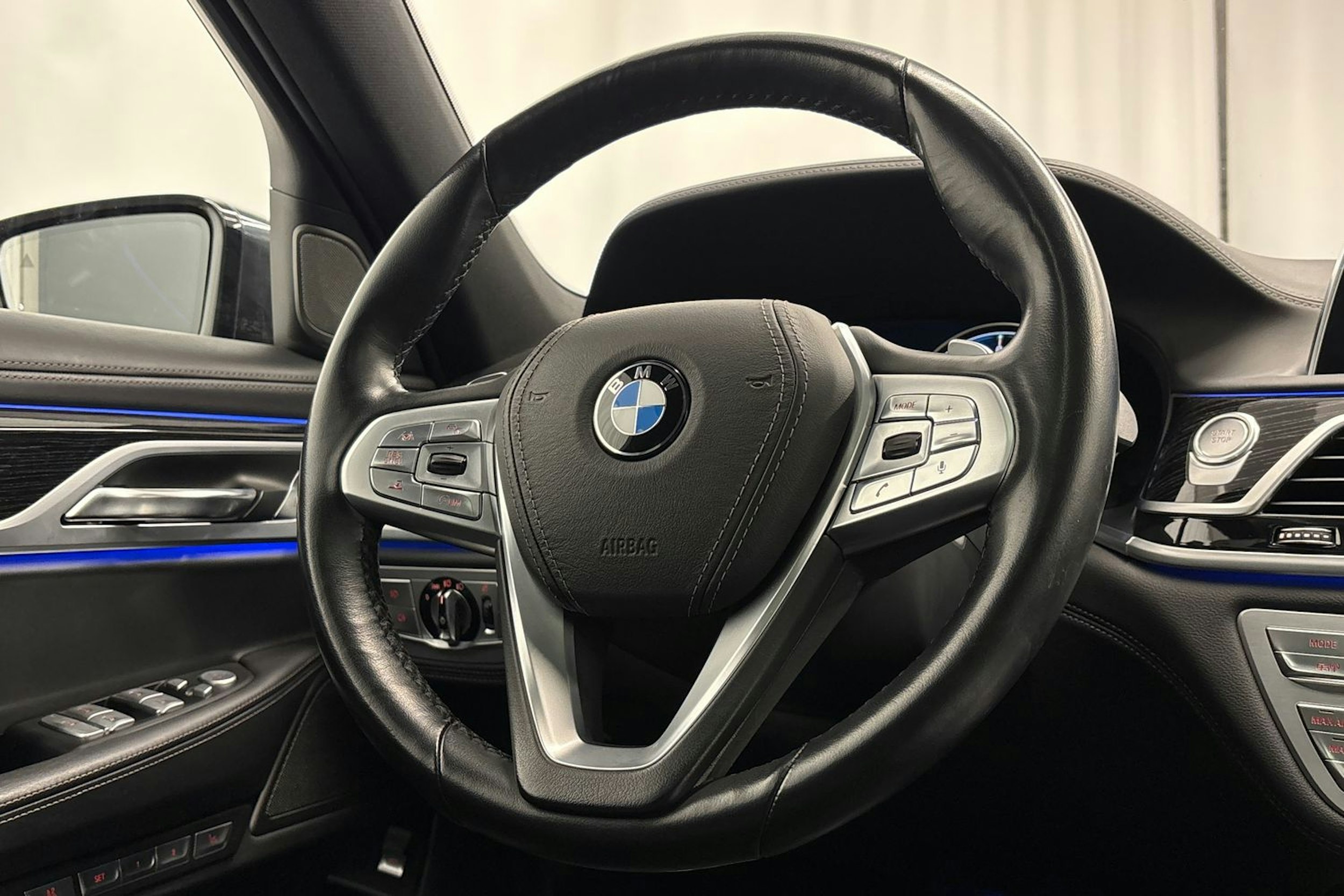 harmaa BMW 740 2018 kuva 21.