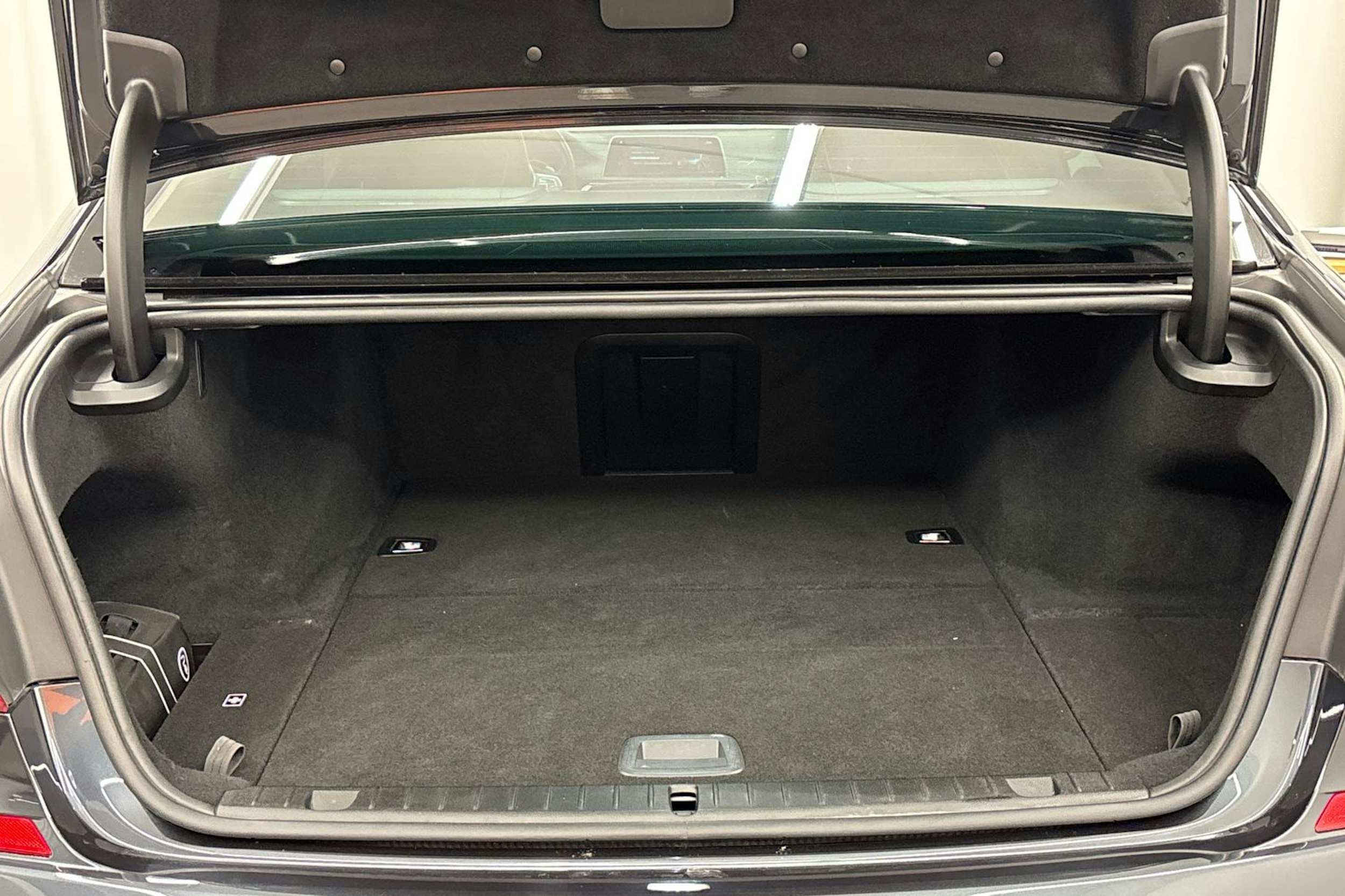 harmaa BMW 740 2018 kuva 31.