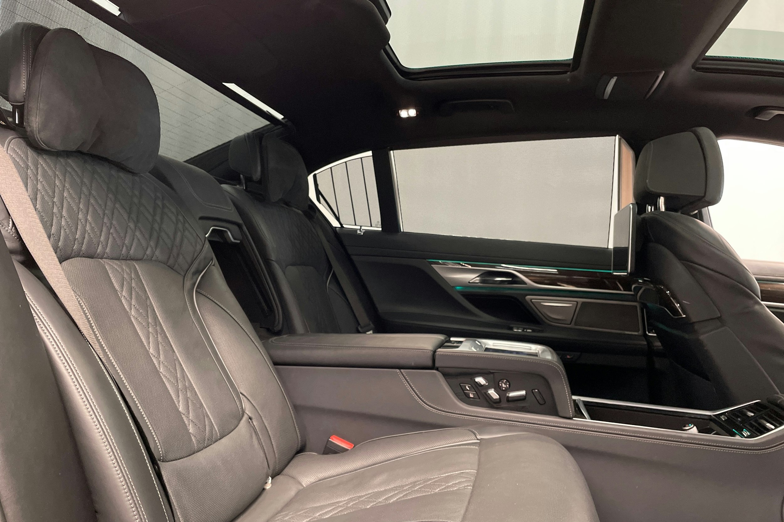 Musta BMW 740 2018 kuva 29.
