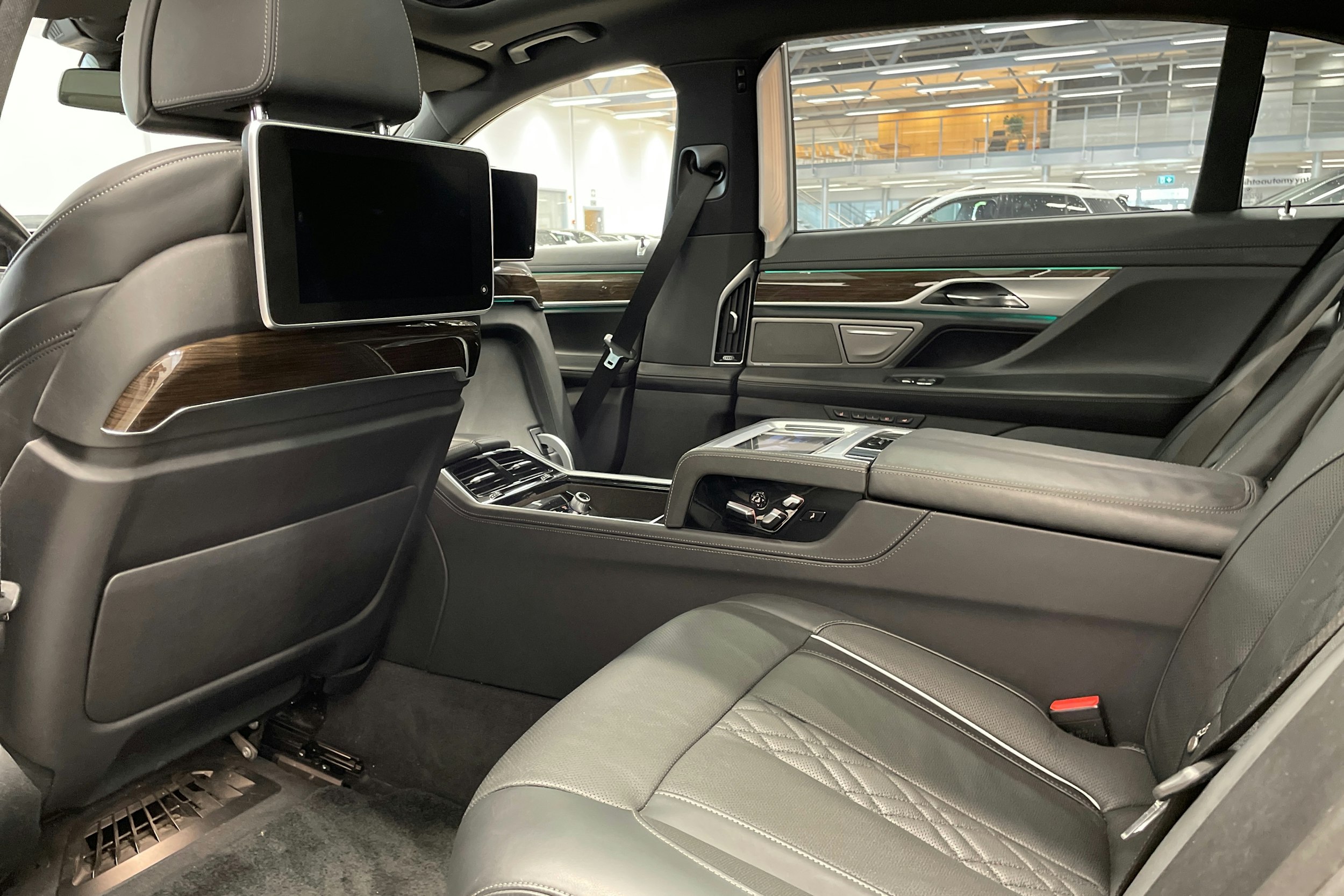 Musta BMW 740 2018 kuva 30.