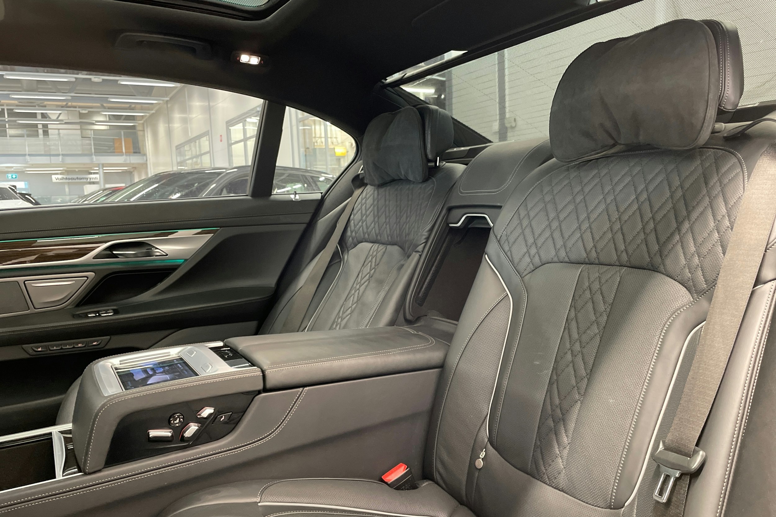 Musta BMW 740 2018 kuva 32.