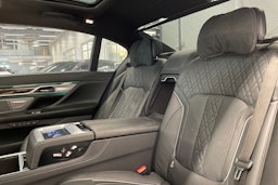 Musta BMW 740 2018 kuva 32.