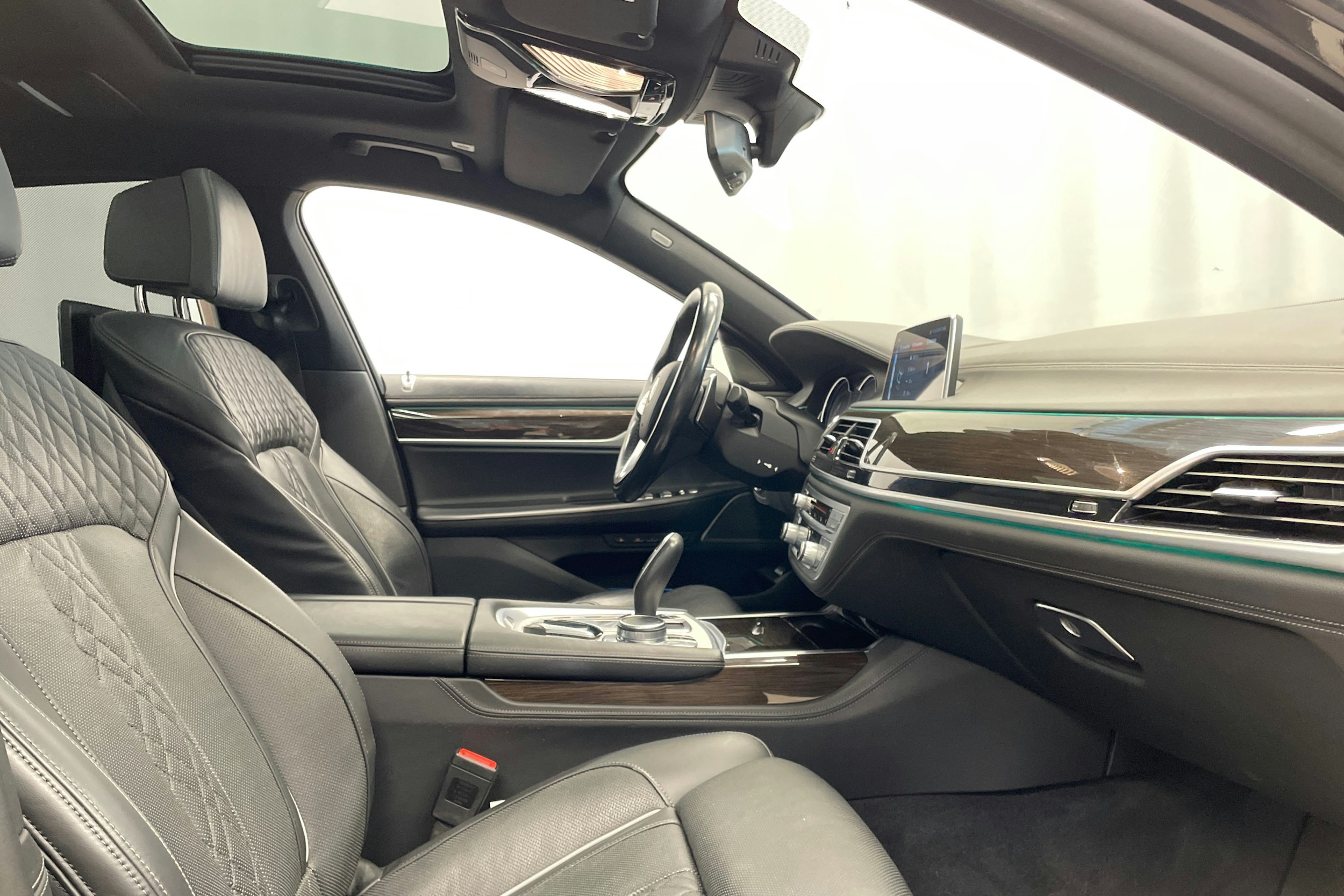 Musta BMW 740 2018 kuva 34.