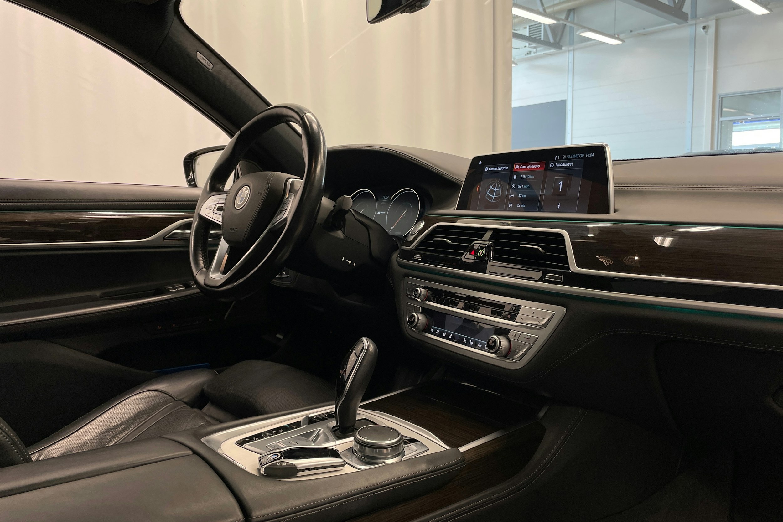 Musta BMW 740 2018 kuva 35.