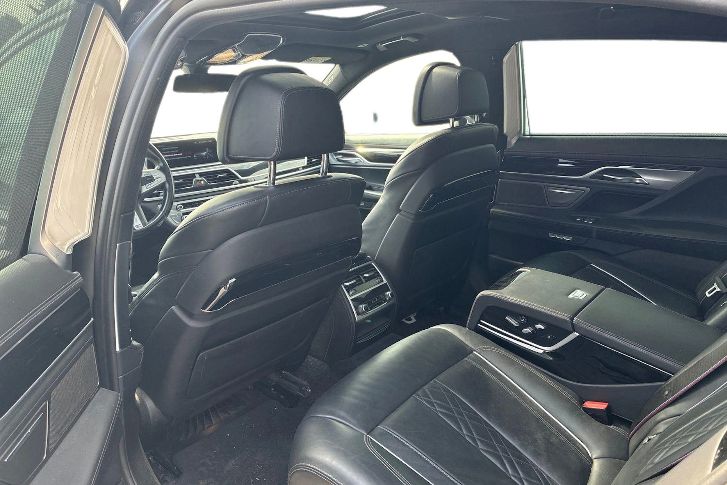 Musta BMW 740 2018 kuva 3.
