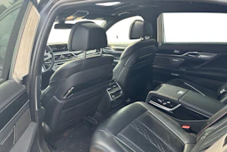 Musta BMW 740 2018 kuva 3.