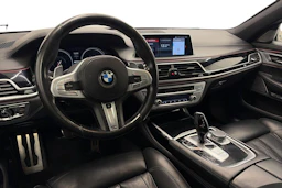 Musta BMW 740 2018 kuva 8.