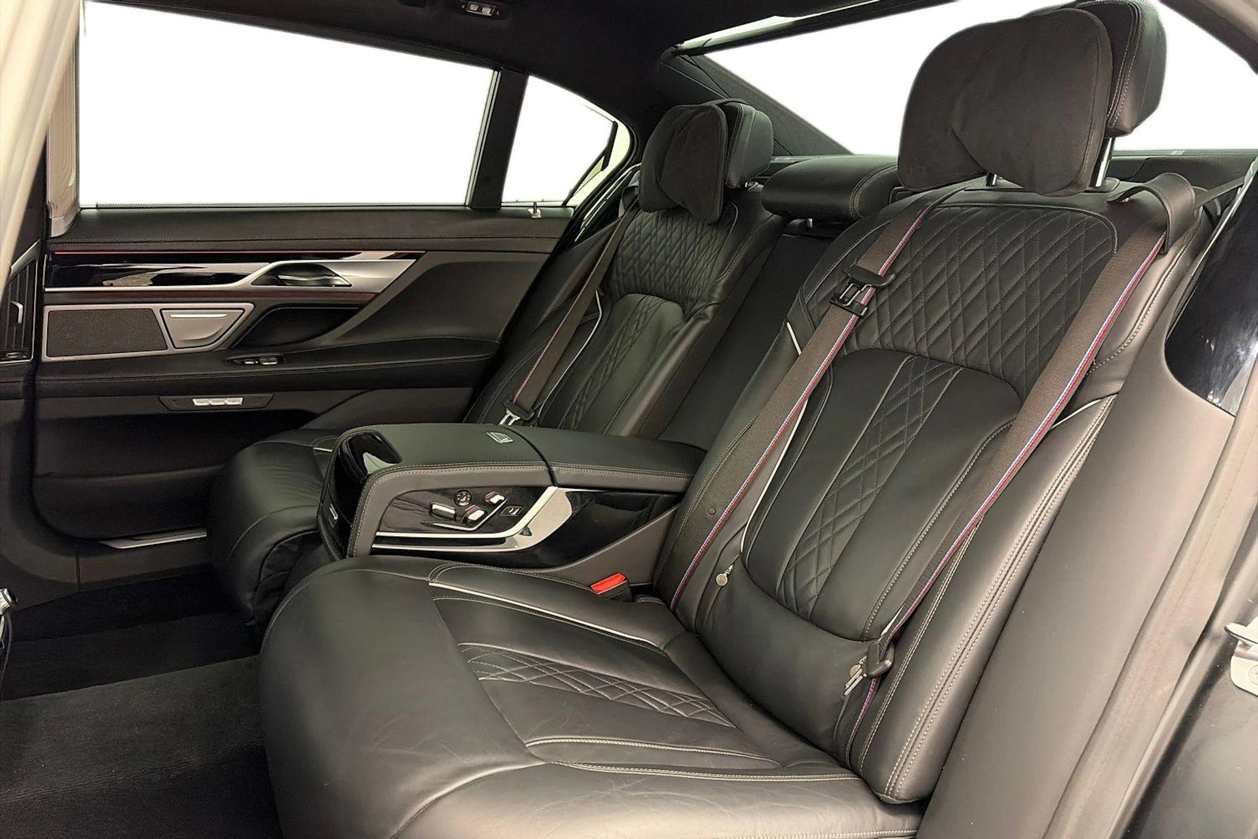 Musta BMW 740 2018 kuva 11.