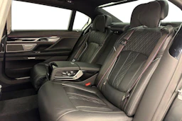 Musta BMW 740 2018 kuva 11.