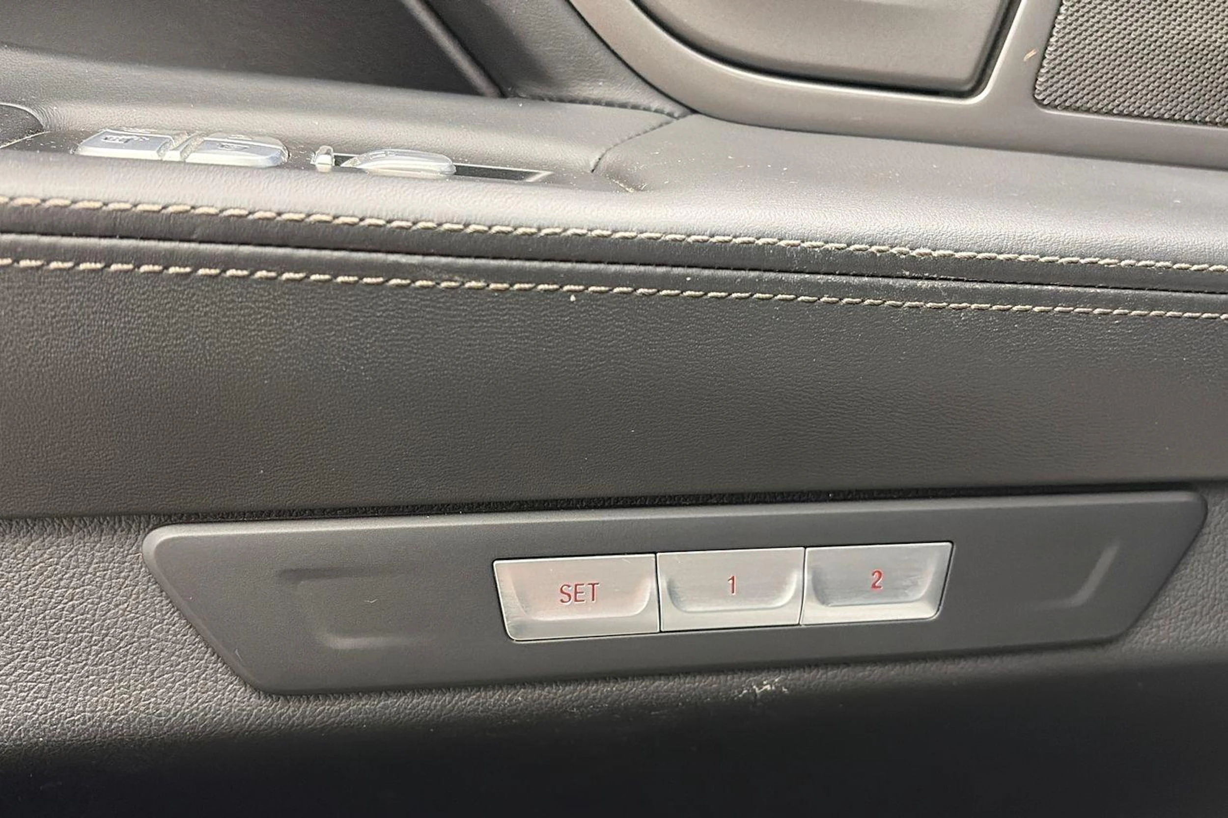 Musta BMW 740 2018 kuva 12.