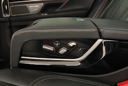 Musta BMW 740 2018 kuva 13.