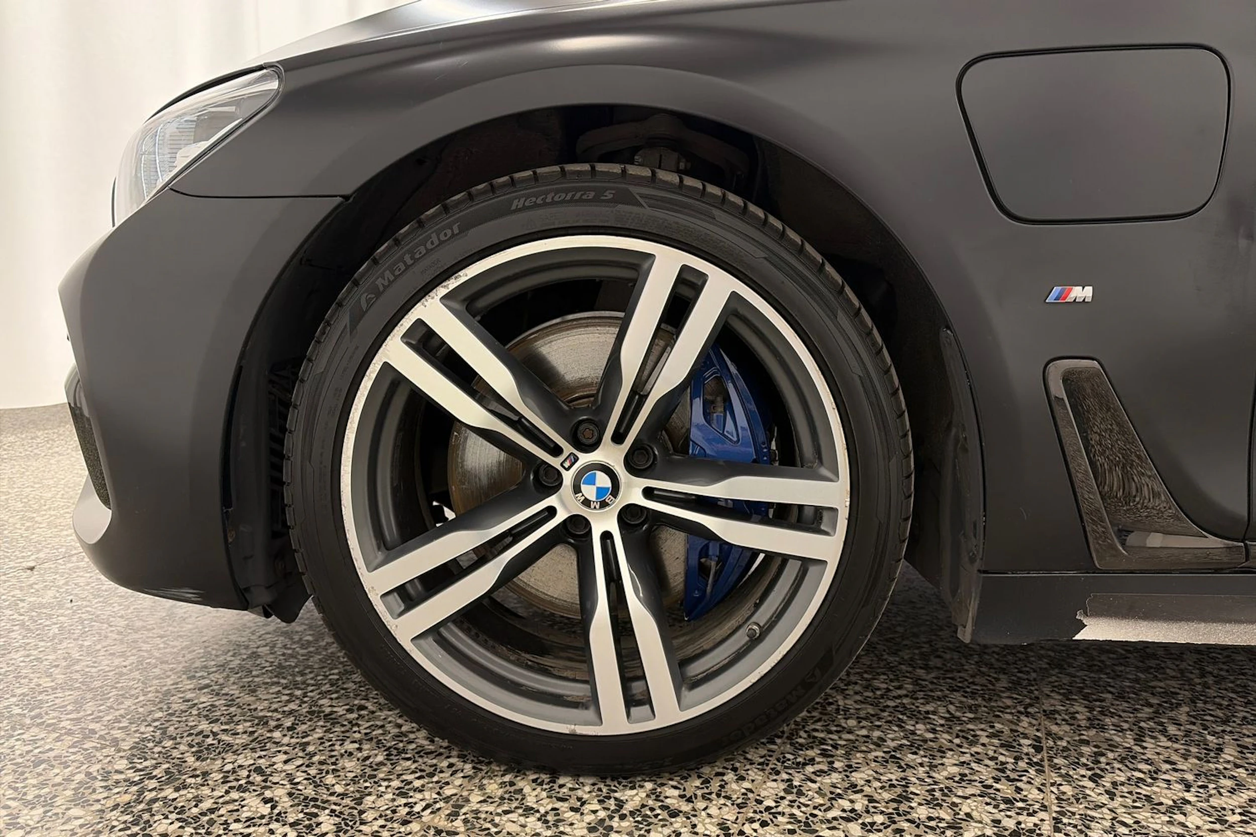 Musta BMW 740 2018 kuva 16.