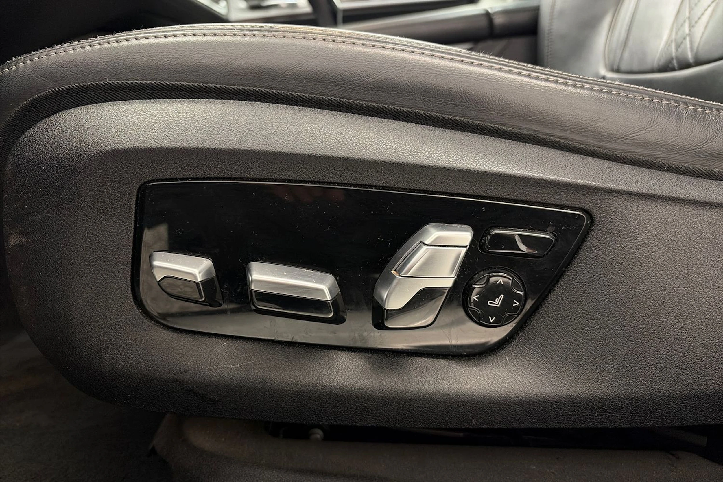 Musta BMW 740 2018 kuva 21.