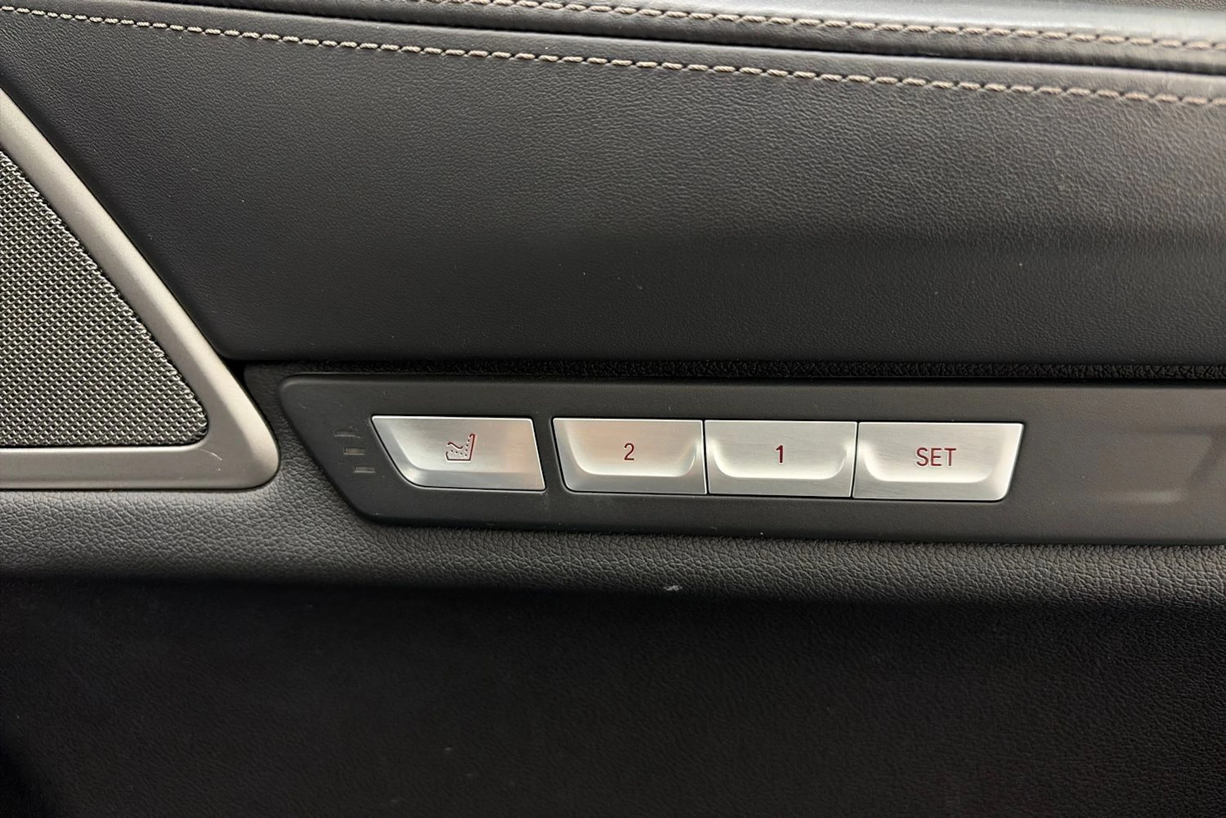 Musta BMW 740 2018 kuva 22.