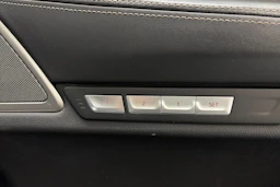 Musta BMW 740 2018 kuva 22.