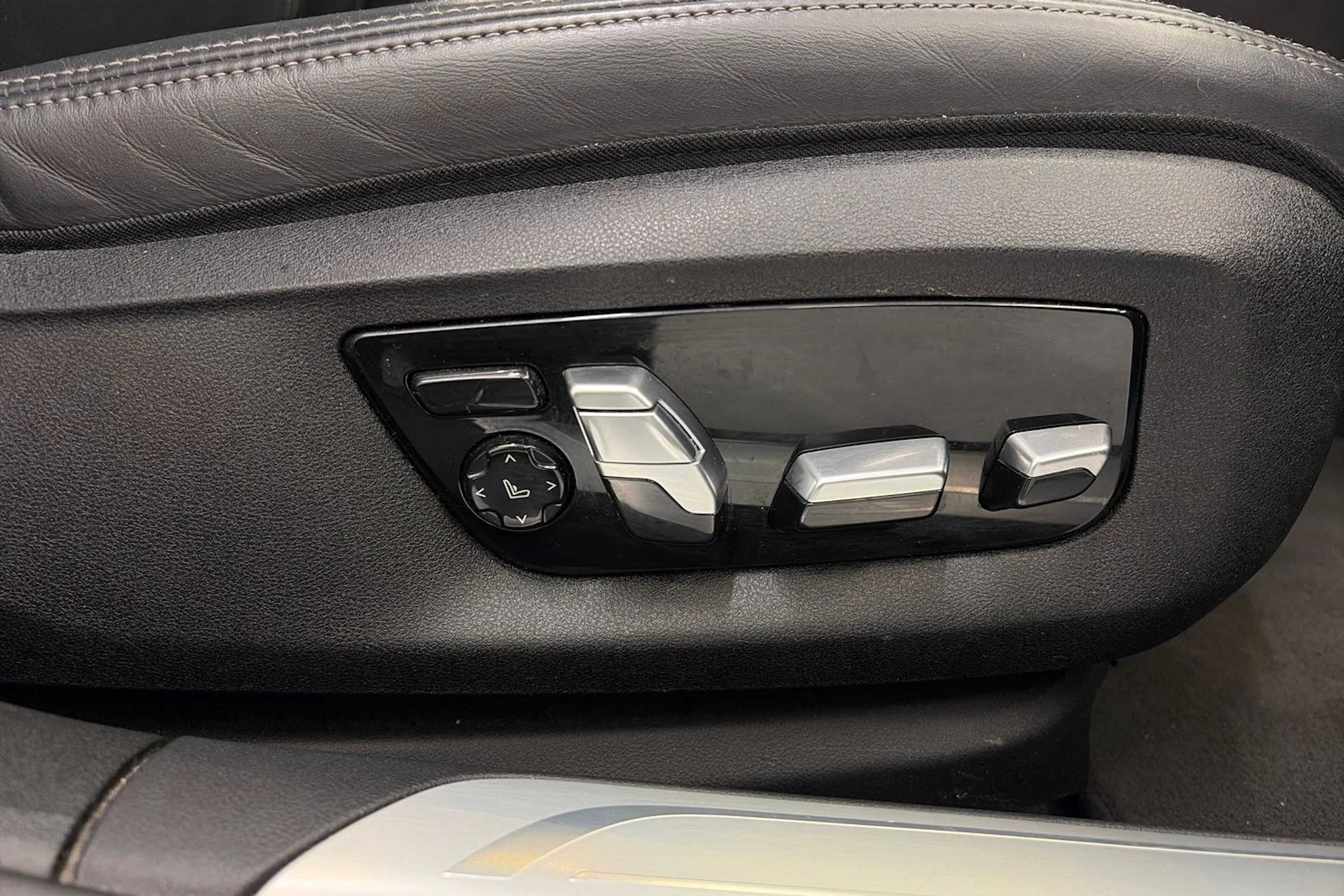 Musta BMW 740 2018 kuva 23.