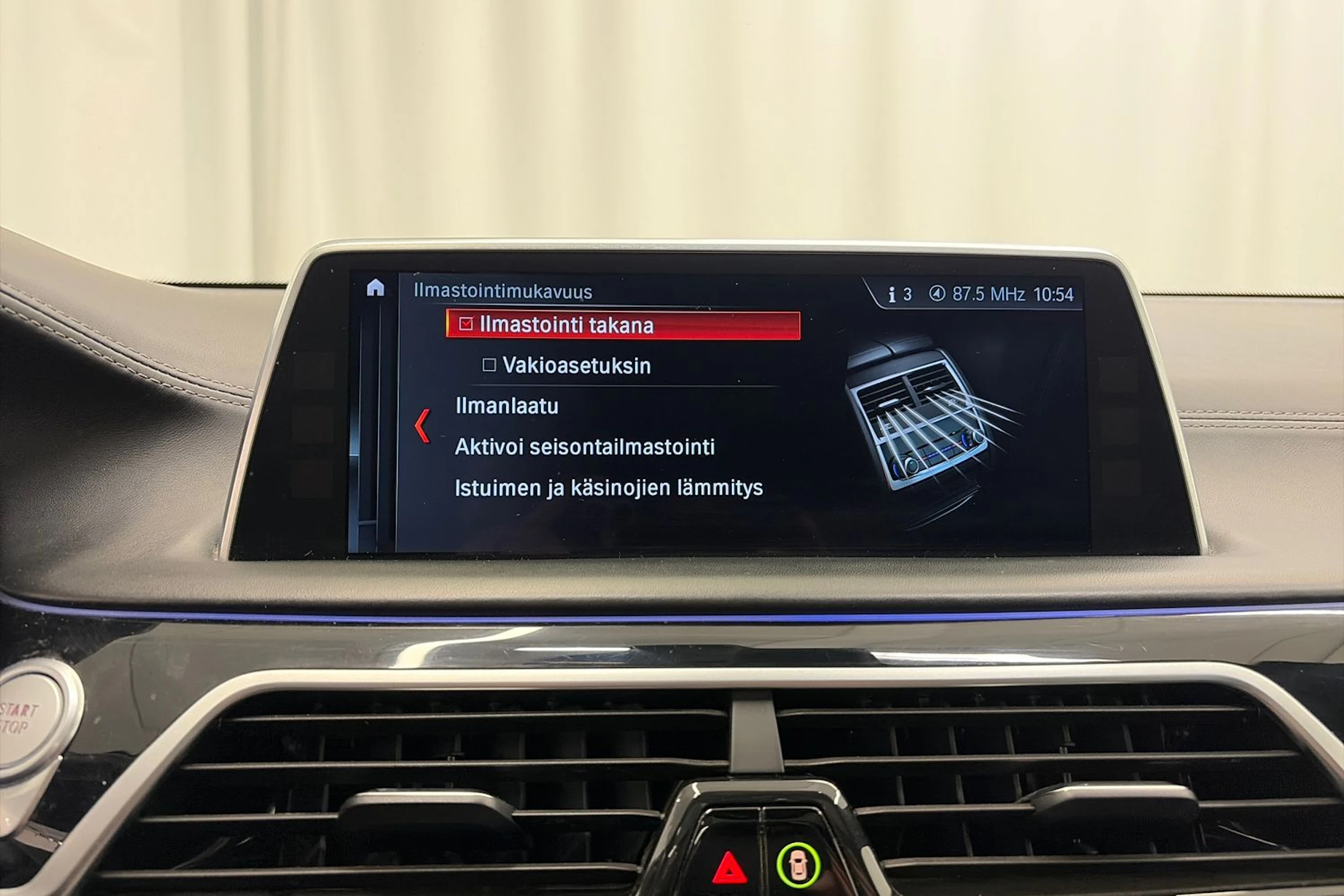 Musta BMW 740 2018 kuva 35.