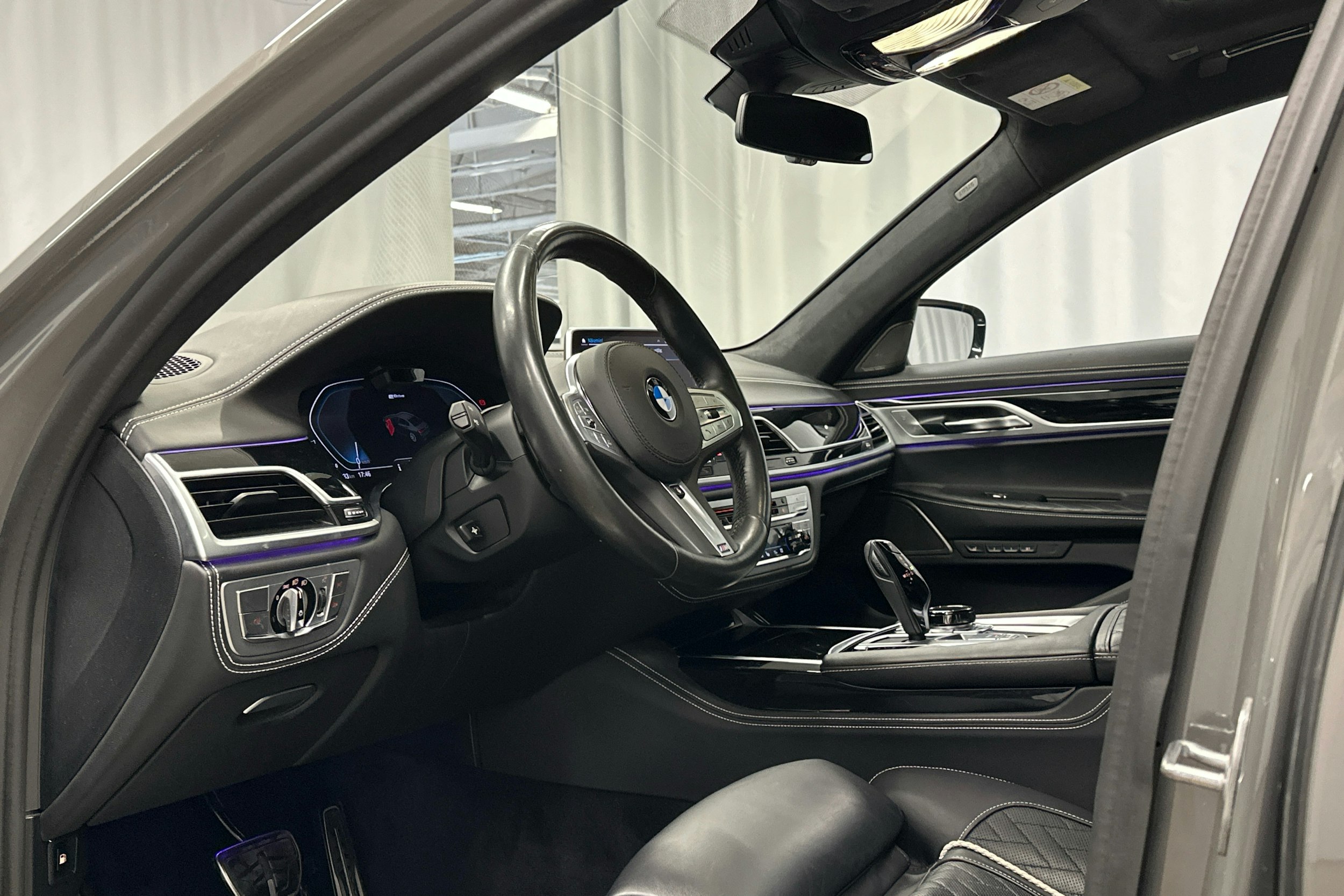 Harmaa BMW 745 2019 kuva 10.