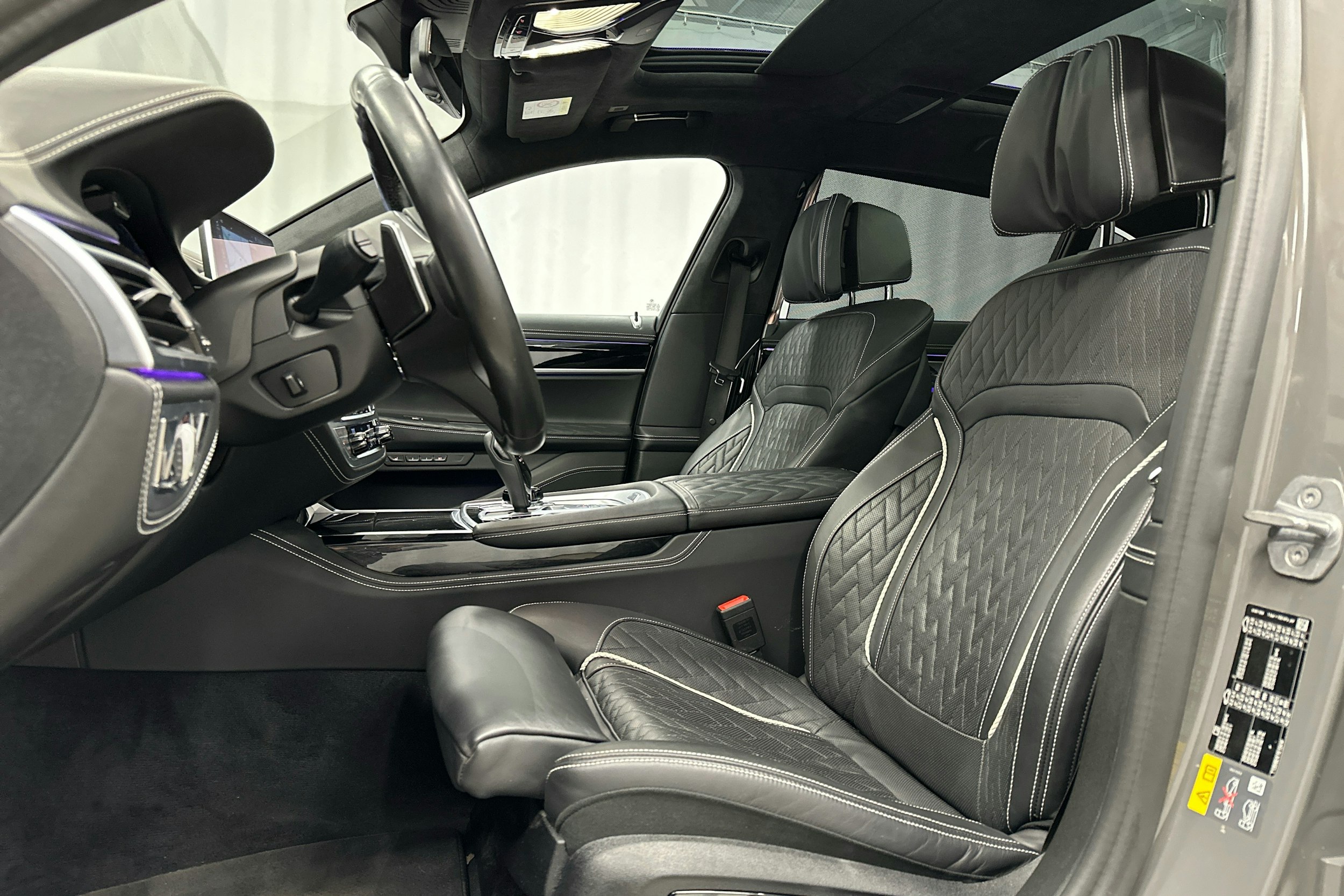 Harmaa BMW 745 2019 kuva 27.
