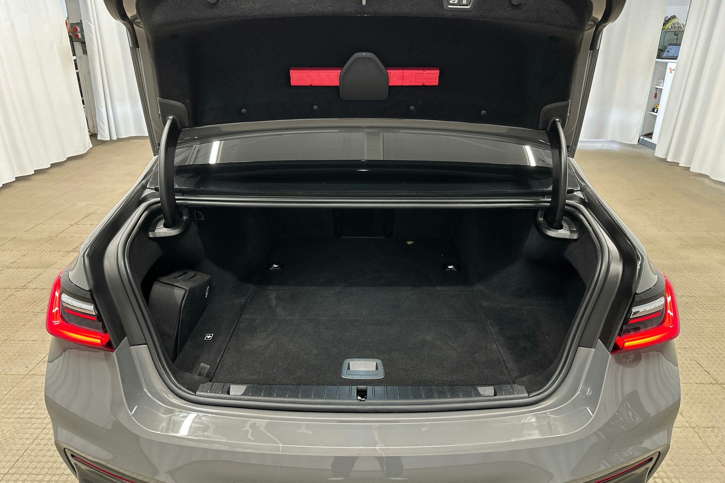 Harmaa BMW 745 2019 kuva 33.