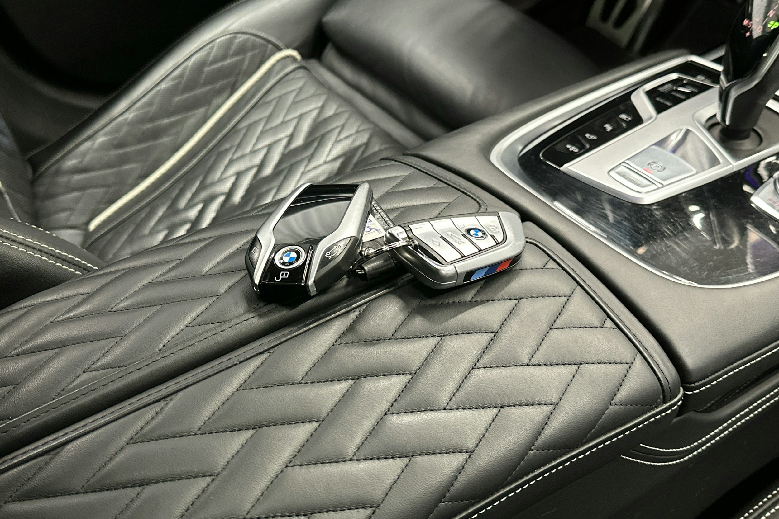 Harmaa BMW 745 2019 kuva 36.