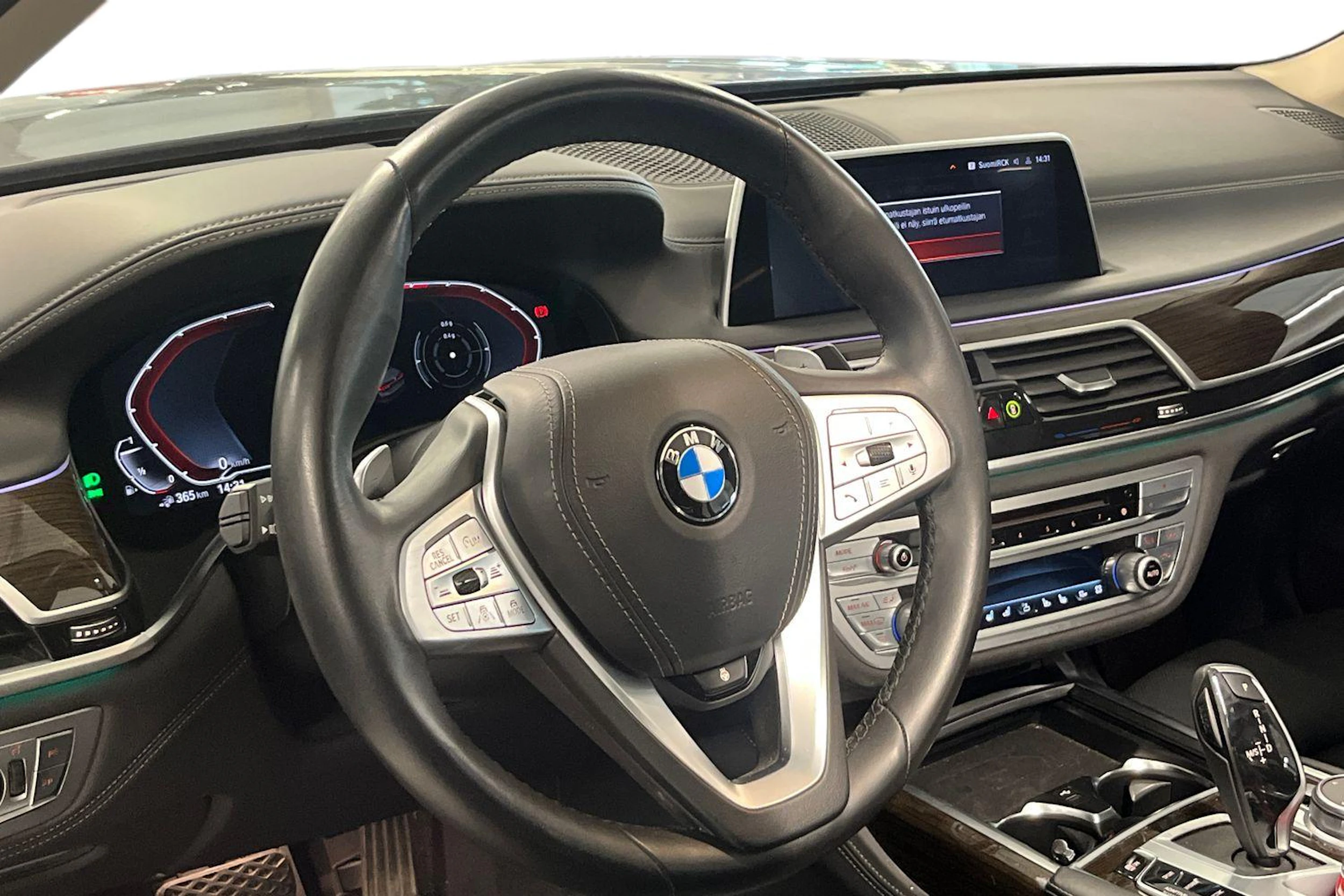 Harmaa BMW 745 2020 kuva 3.