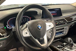 Harmaa BMW 745 2020 kuva 3.