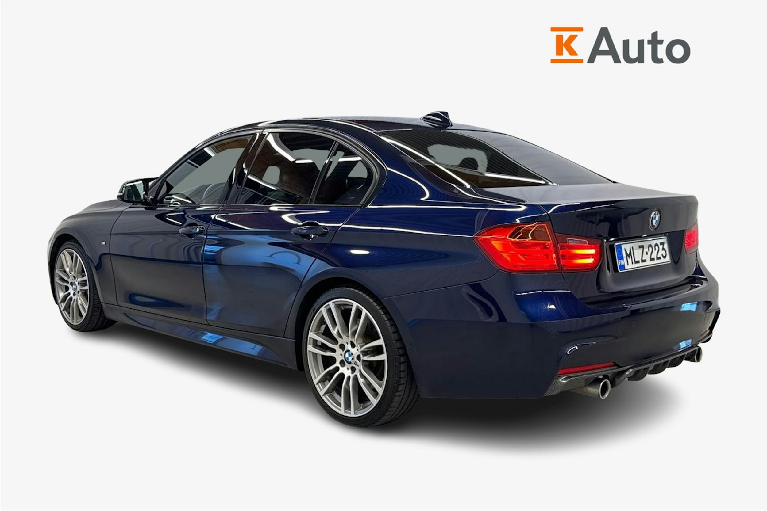 sininen BMW 335 2013 kuva 2.
