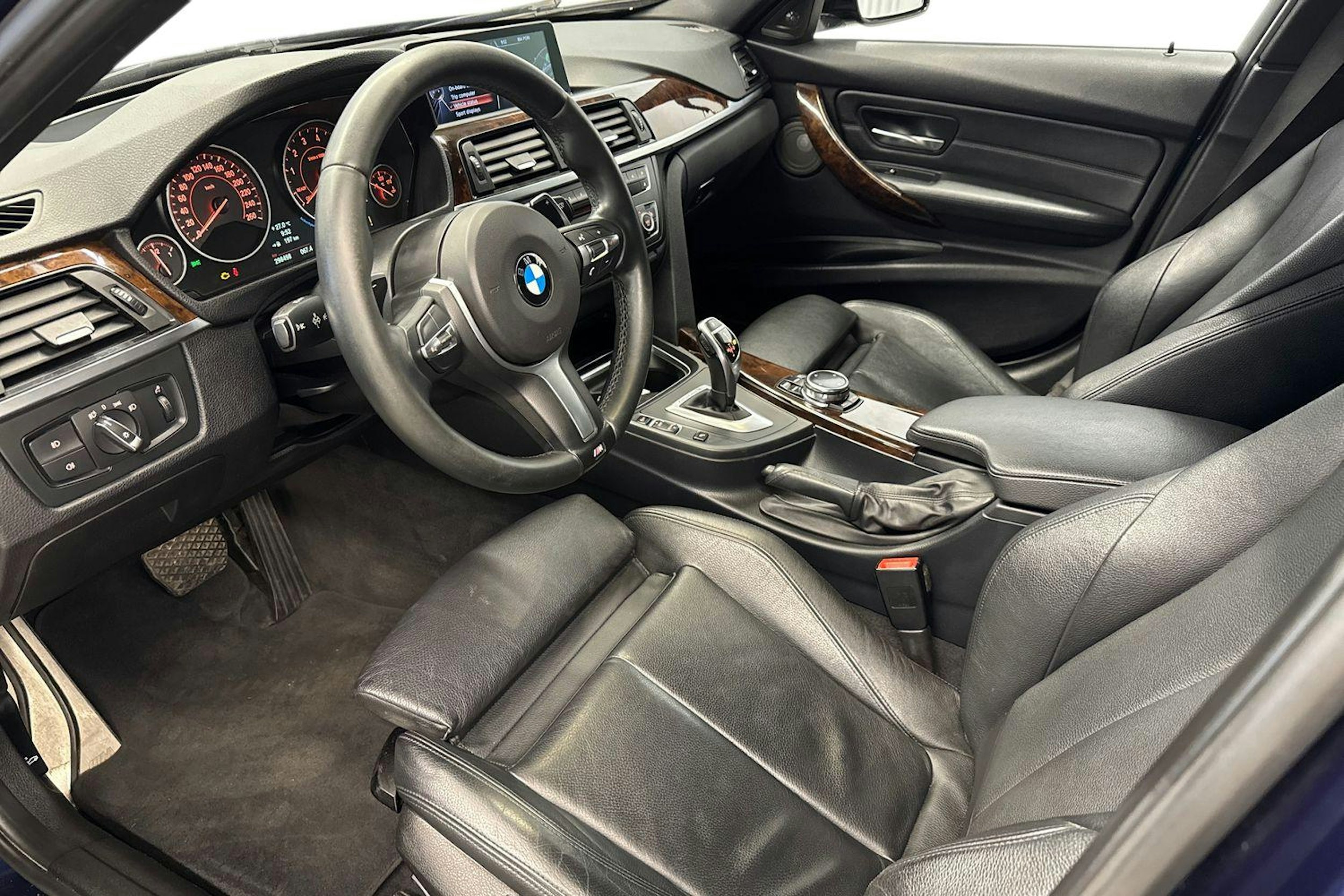 sininen BMW 335 2013 kuva 7.