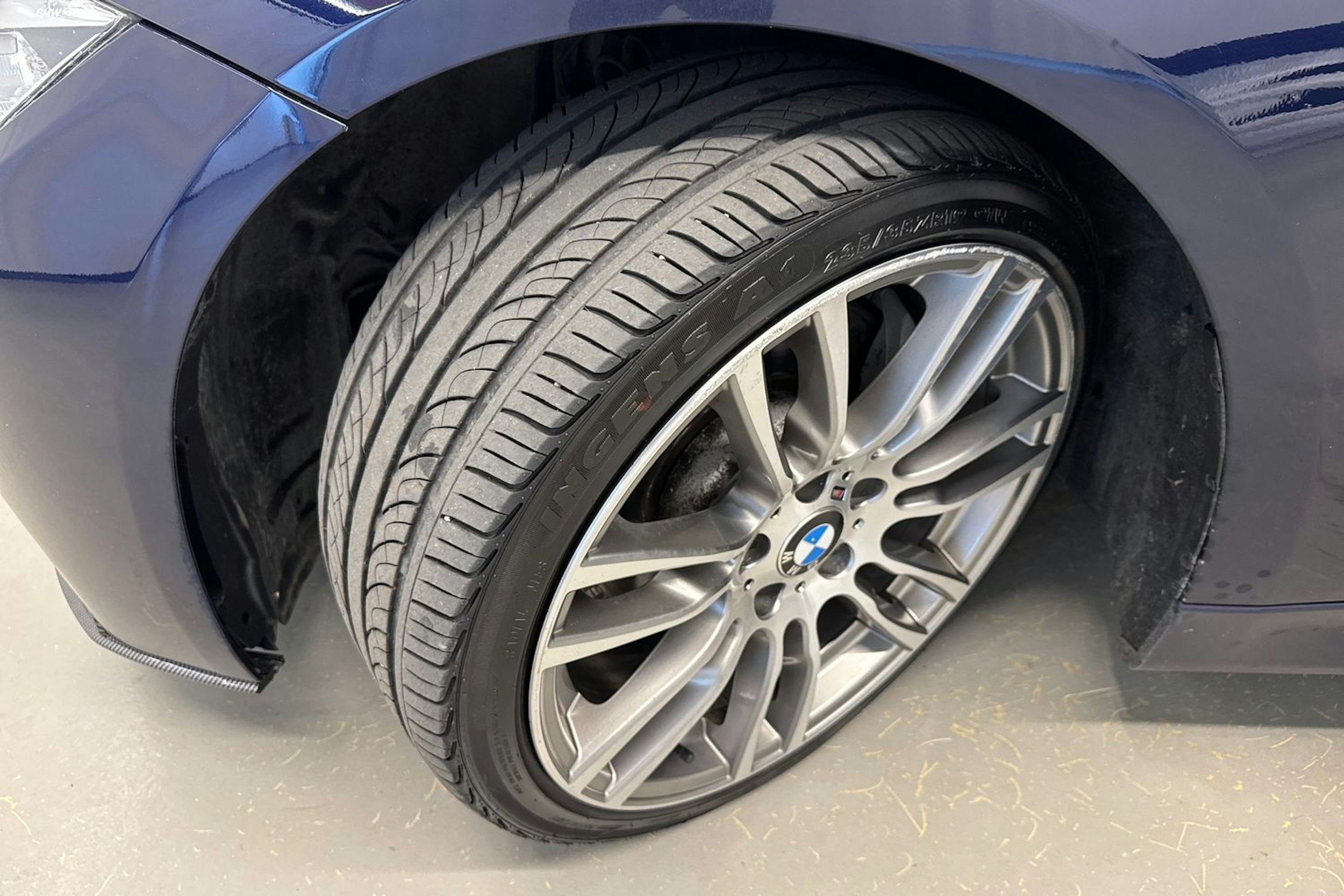 sininen BMW 335 2013 kuva 13.