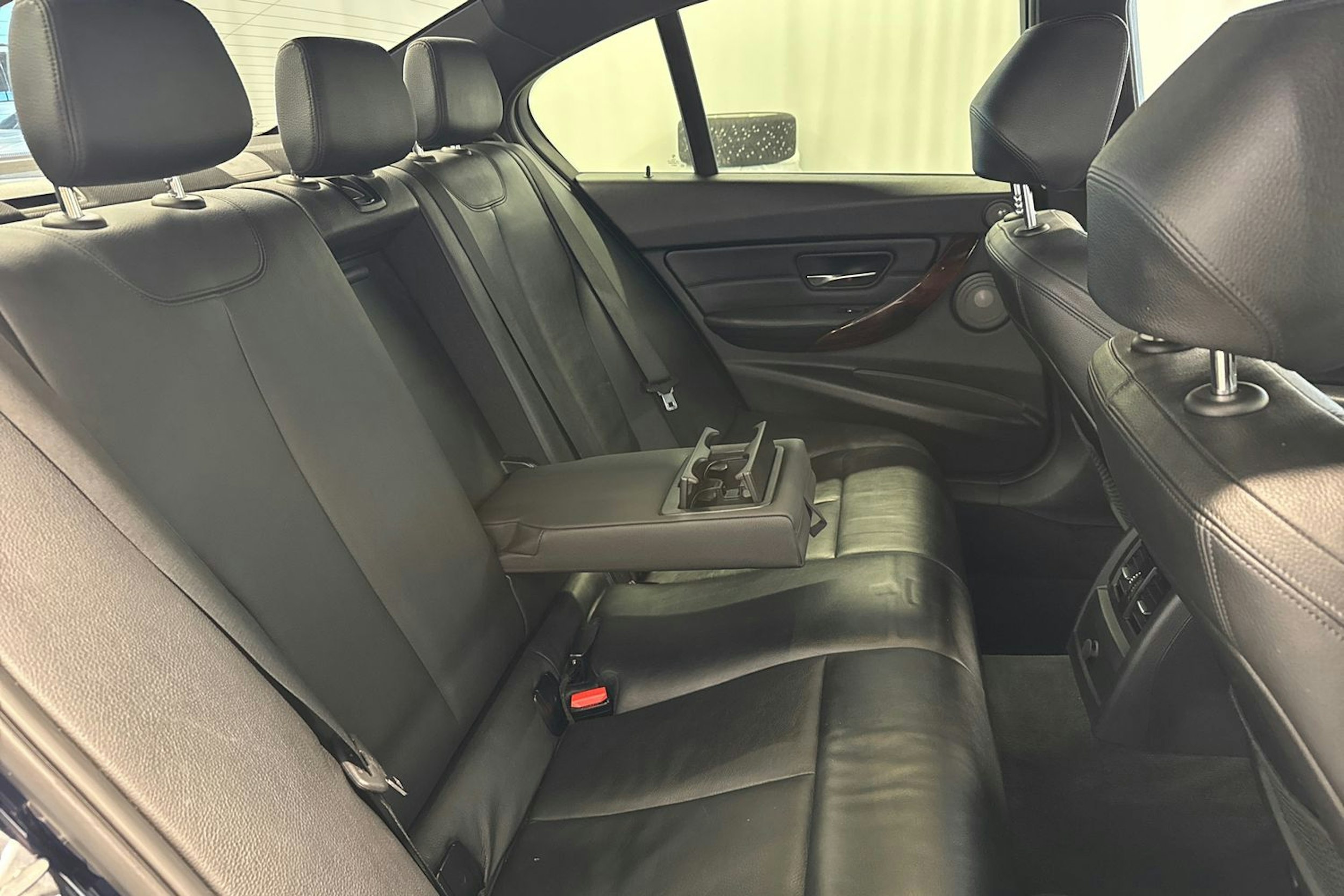 sininen BMW 335 2013 kuva 16.