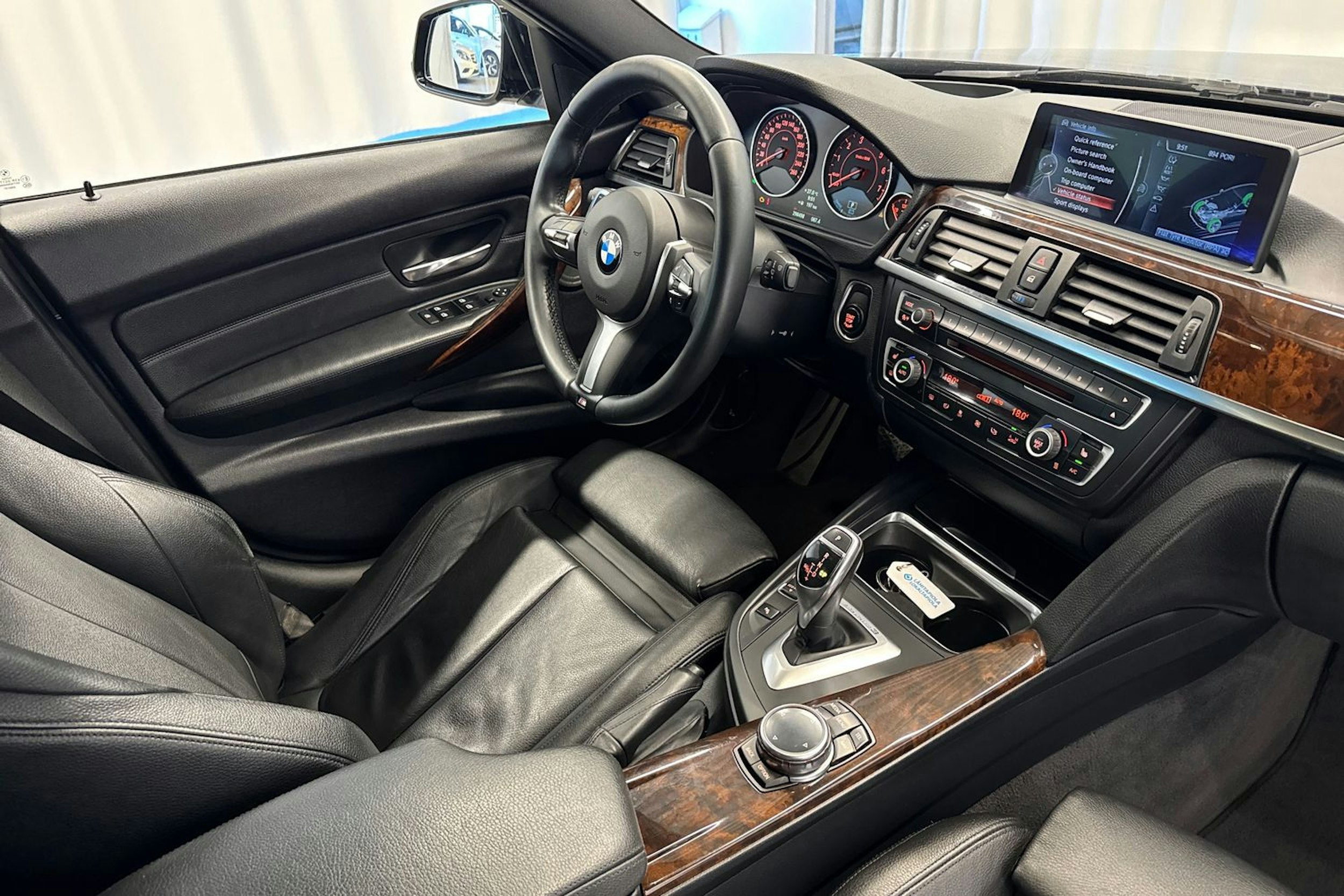 sininen BMW 335 2013 kuva 18.