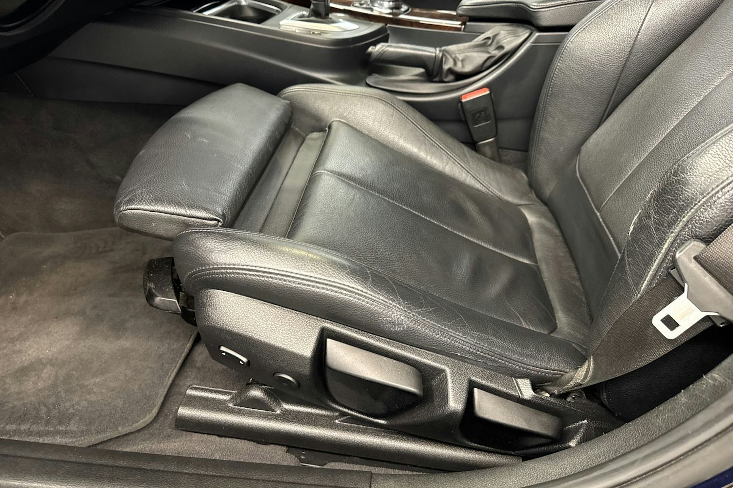sininen BMW 335 2013 kuva 19.