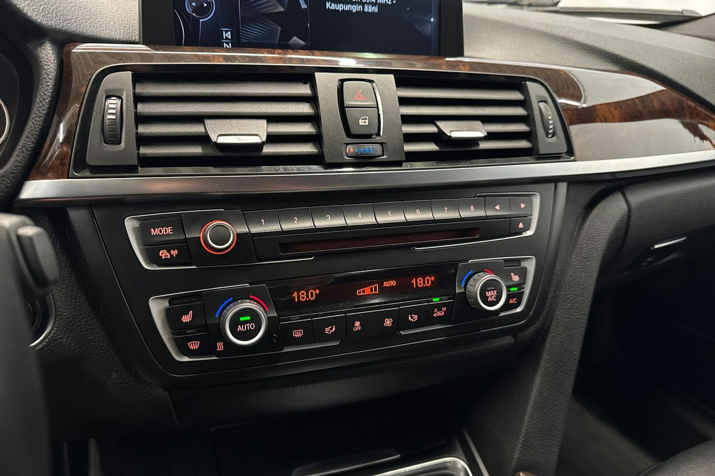sininen BMW 335 2013 kuva 29.