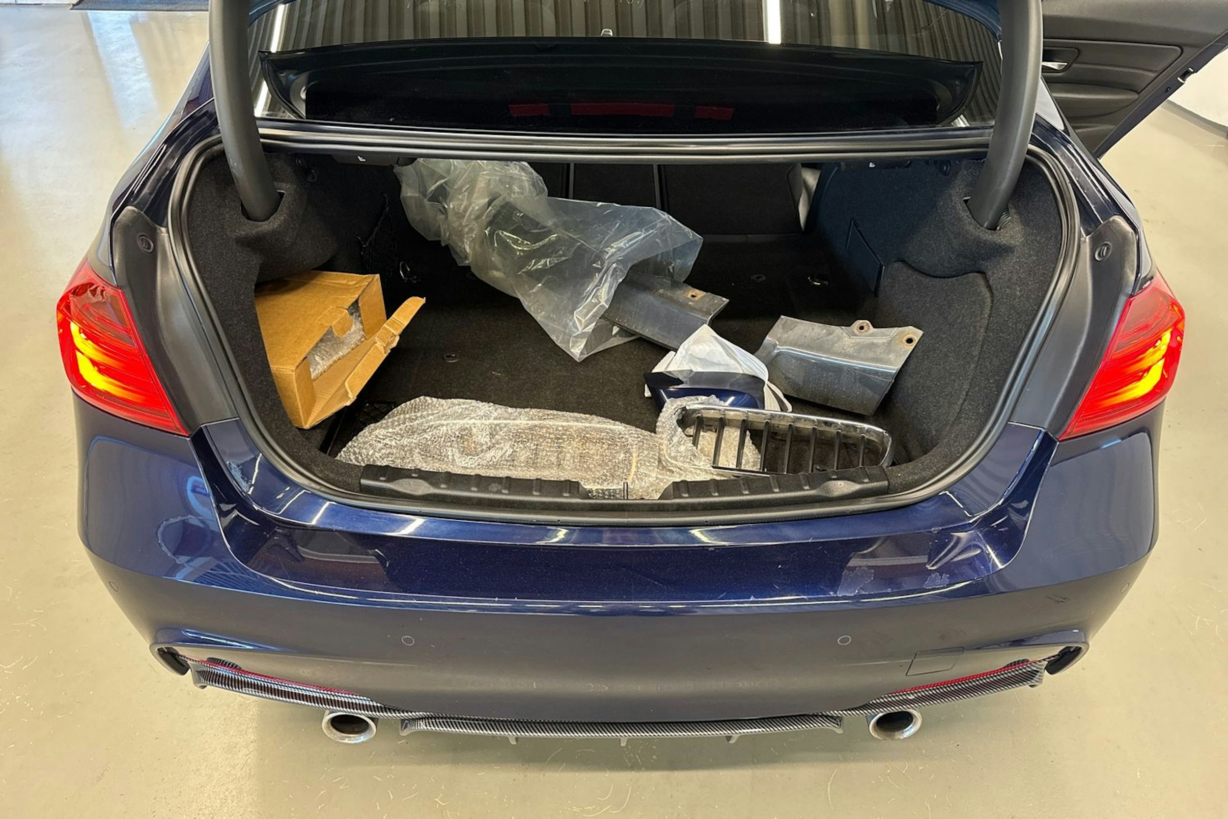 sininen BMW 335 2013 kuva 34.
