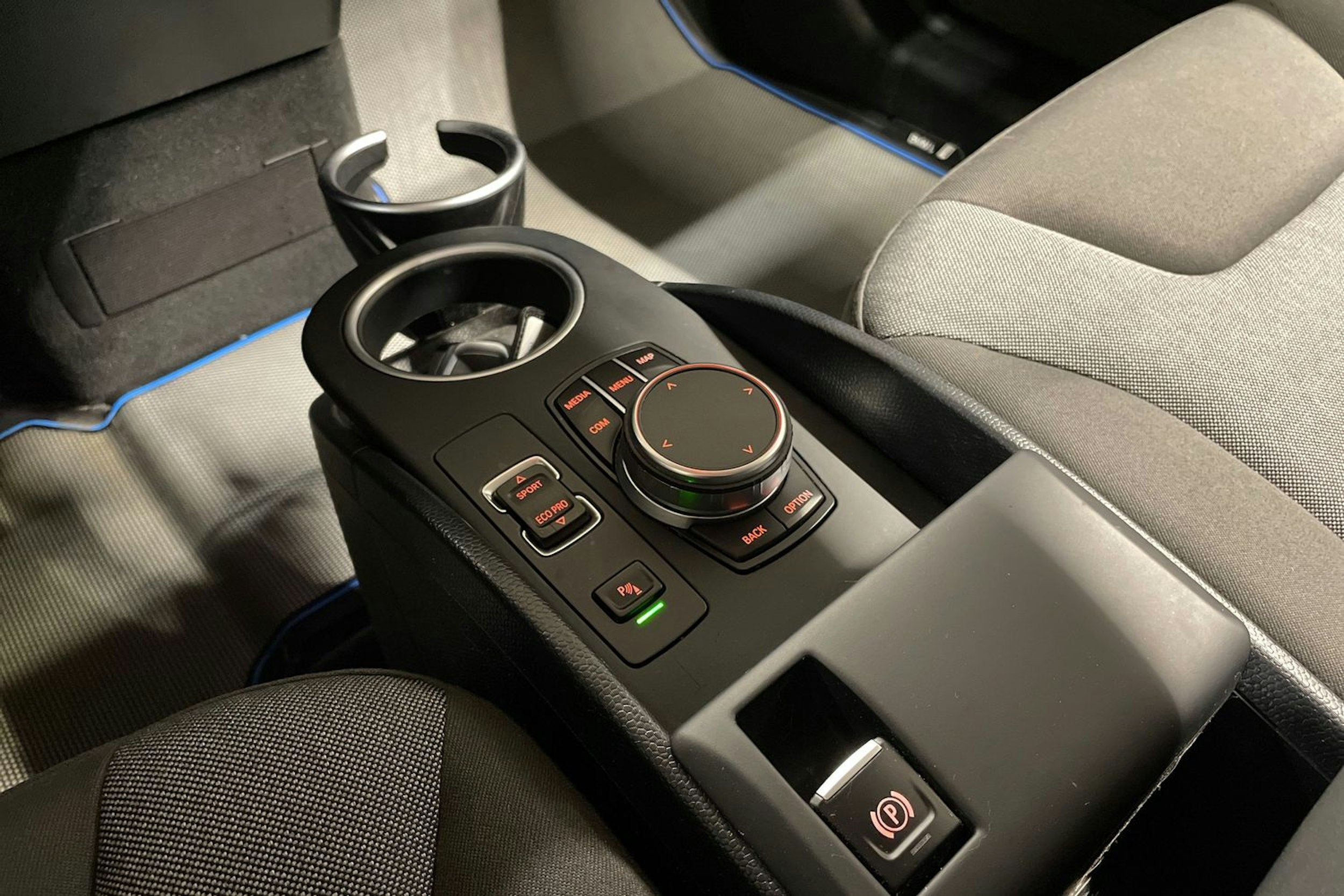 Punainen BMW i3 2019 kuva 20.