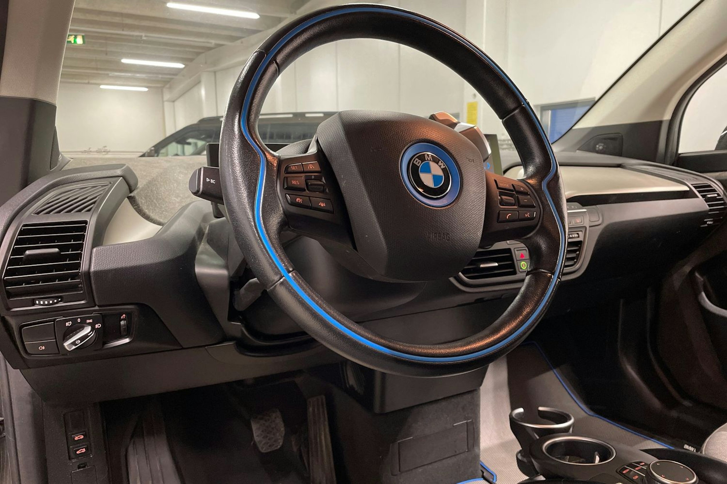 Punainen BMW i3 2019 kuva 26.