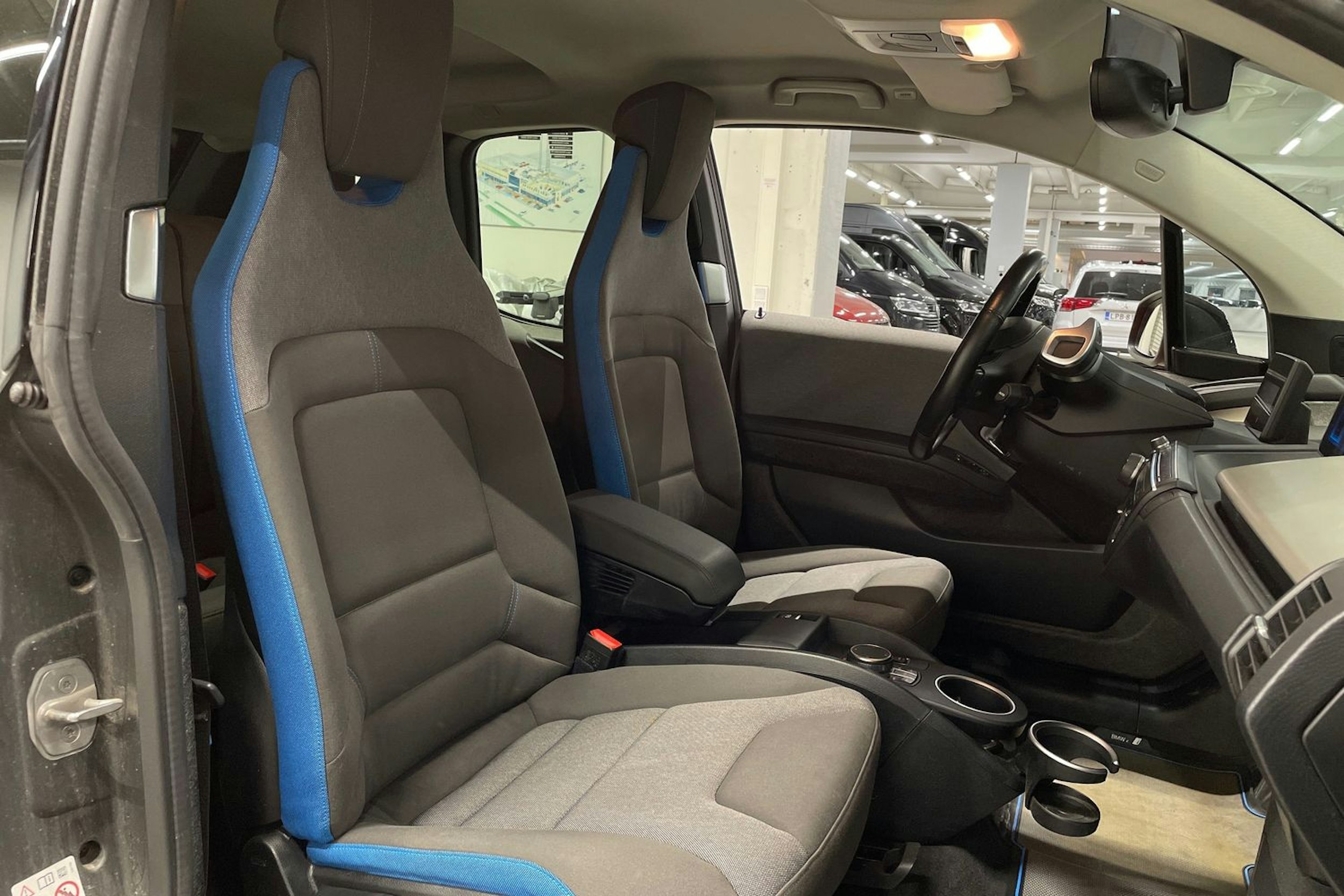 Punainen BMW i3 2019 kuva 27.