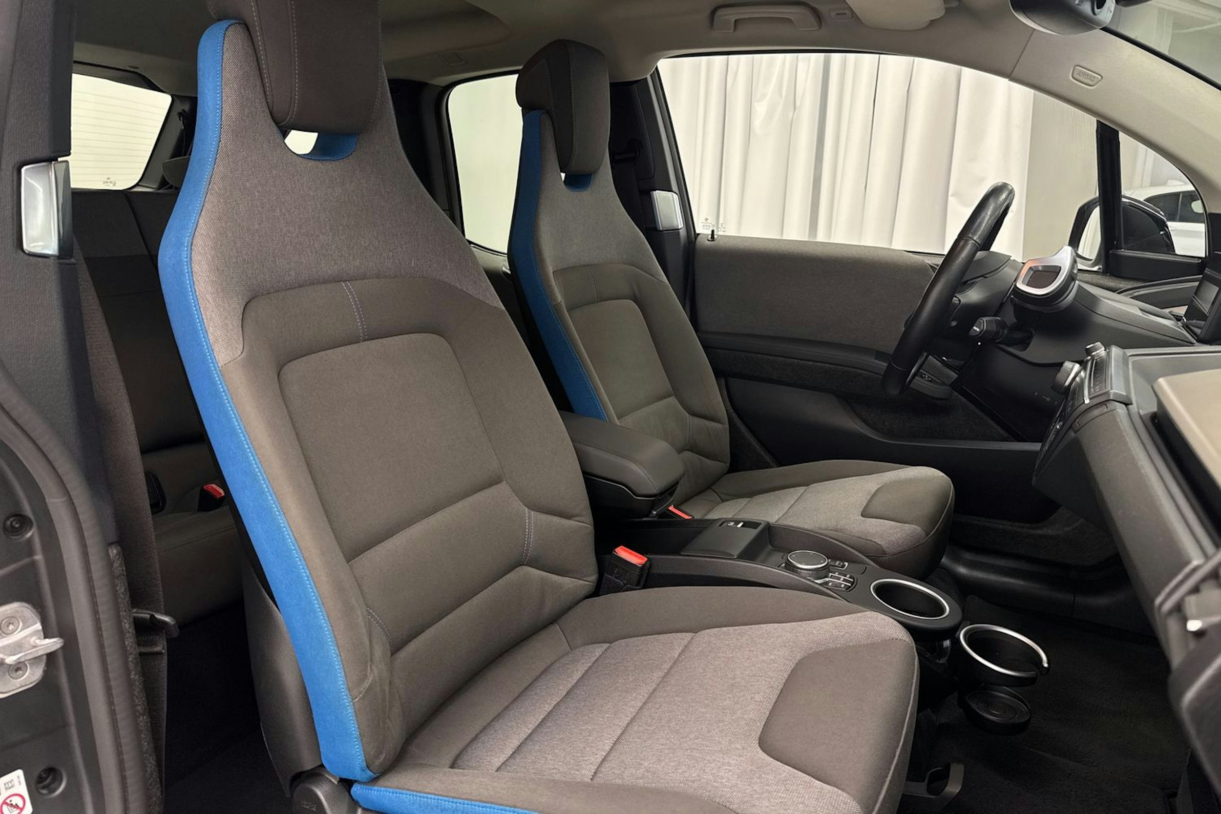 Punainen BMW i3 2020 kuva 13.