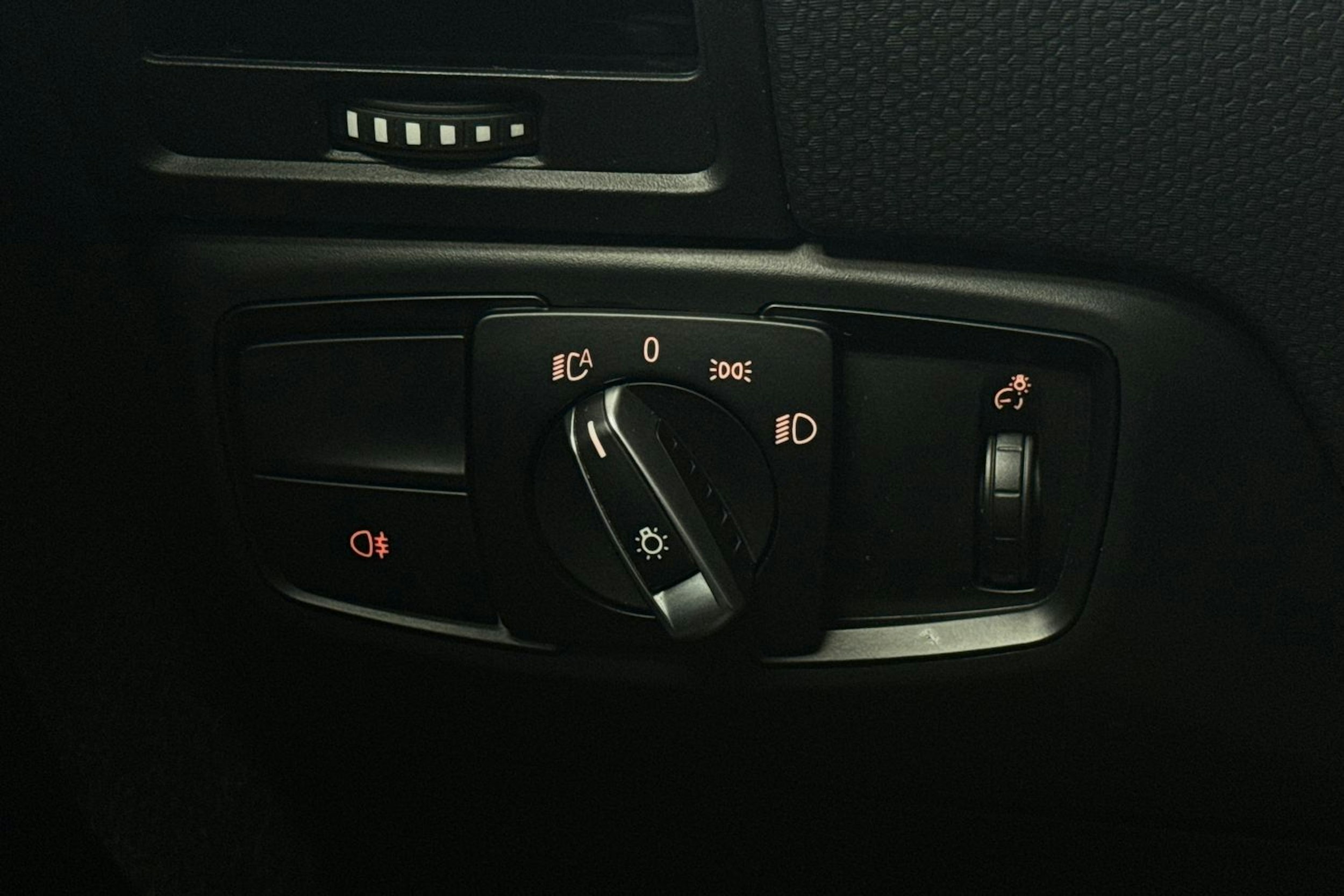 Punainen BMW i3 2020 kuva 19.