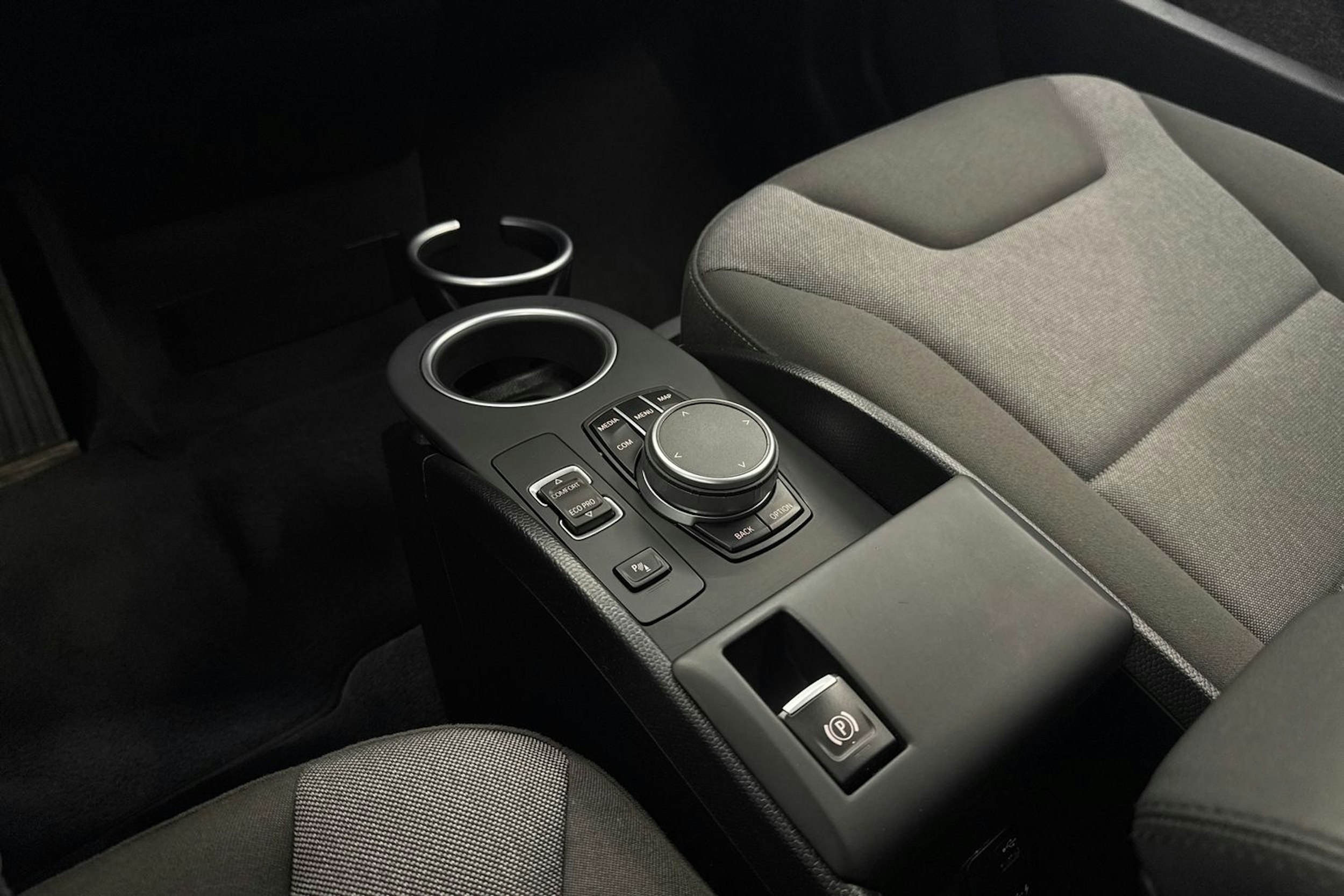 Punainen BMW i3 2020 kuva 21.