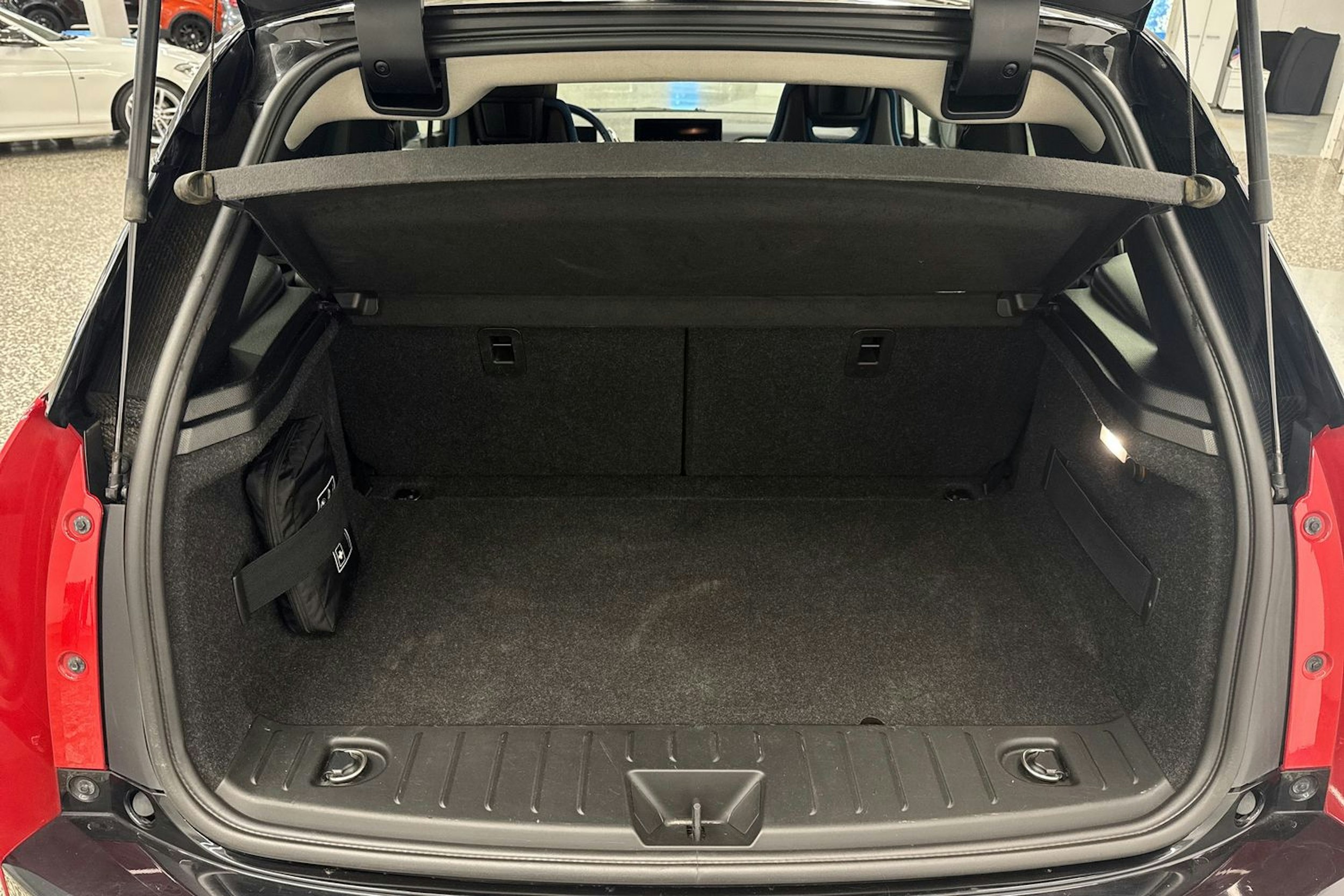 Punainen BMW i3 2020 kuva 38.