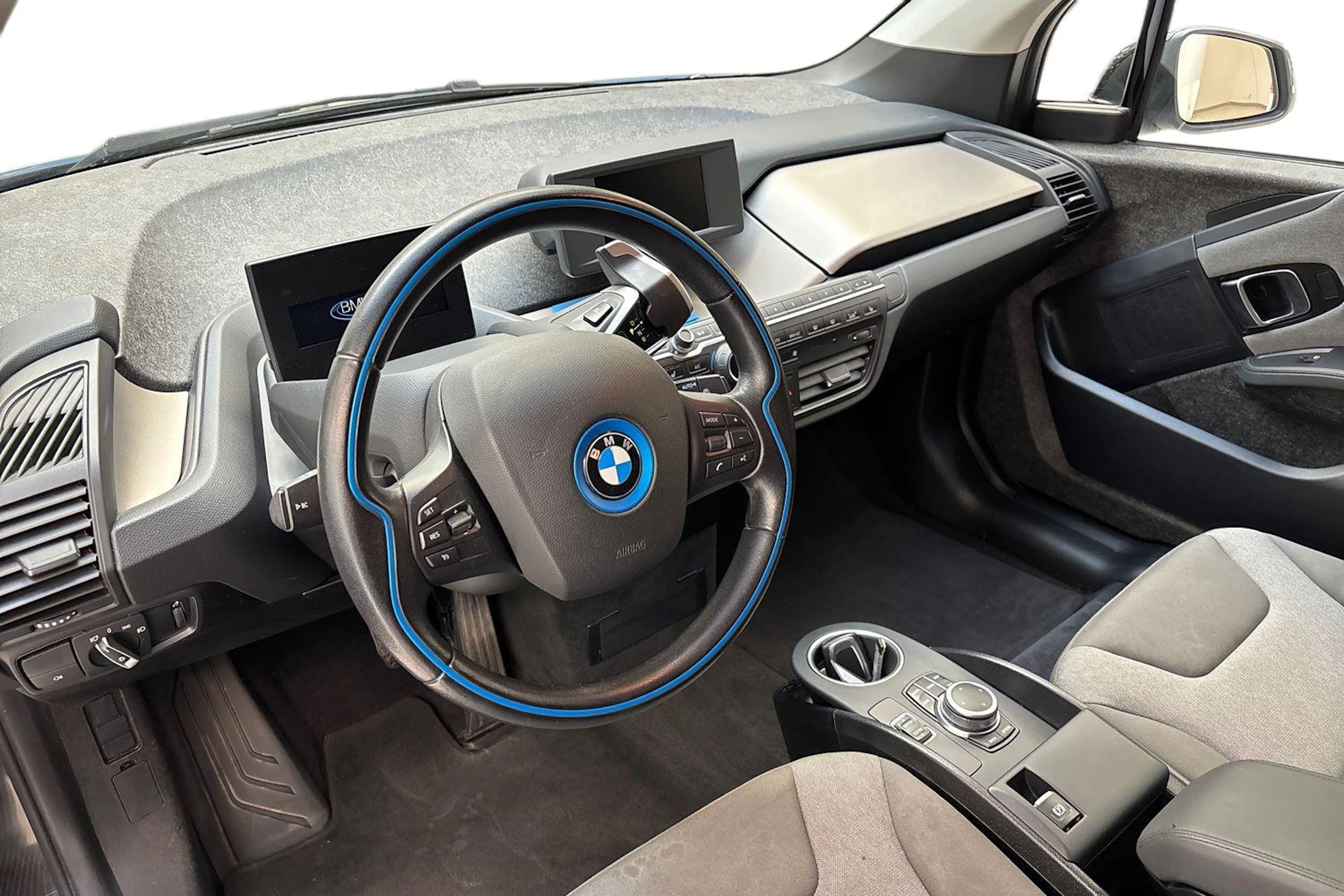Valkoinen BMW i3 2021 kuva 8.