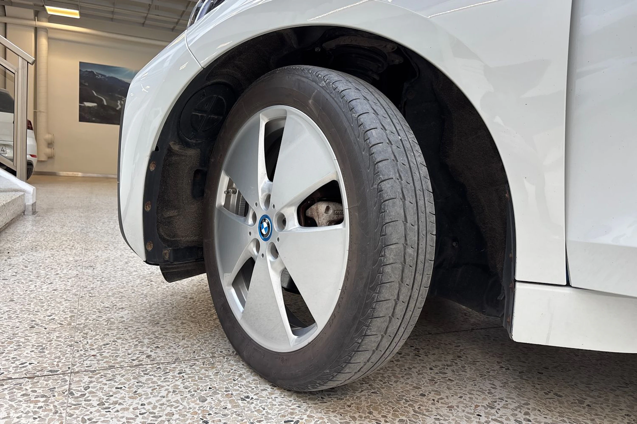 Valkoinen BMW i3 2021 kuva 13.